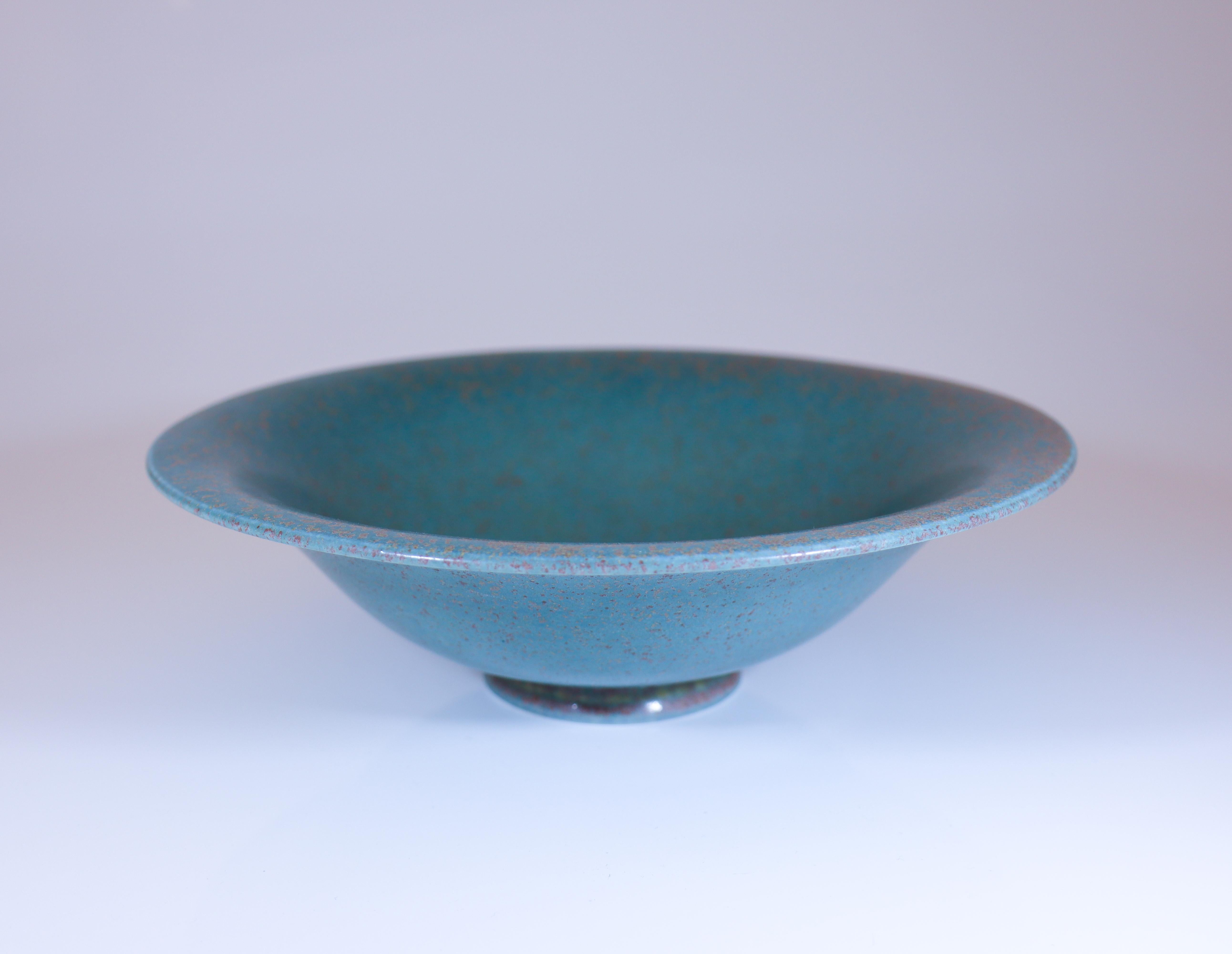 A green bowl with a stunning glaze below, it is designed by Gunnar Nylund at Rörstrand, the bowl is 6.5 cm (2.6
