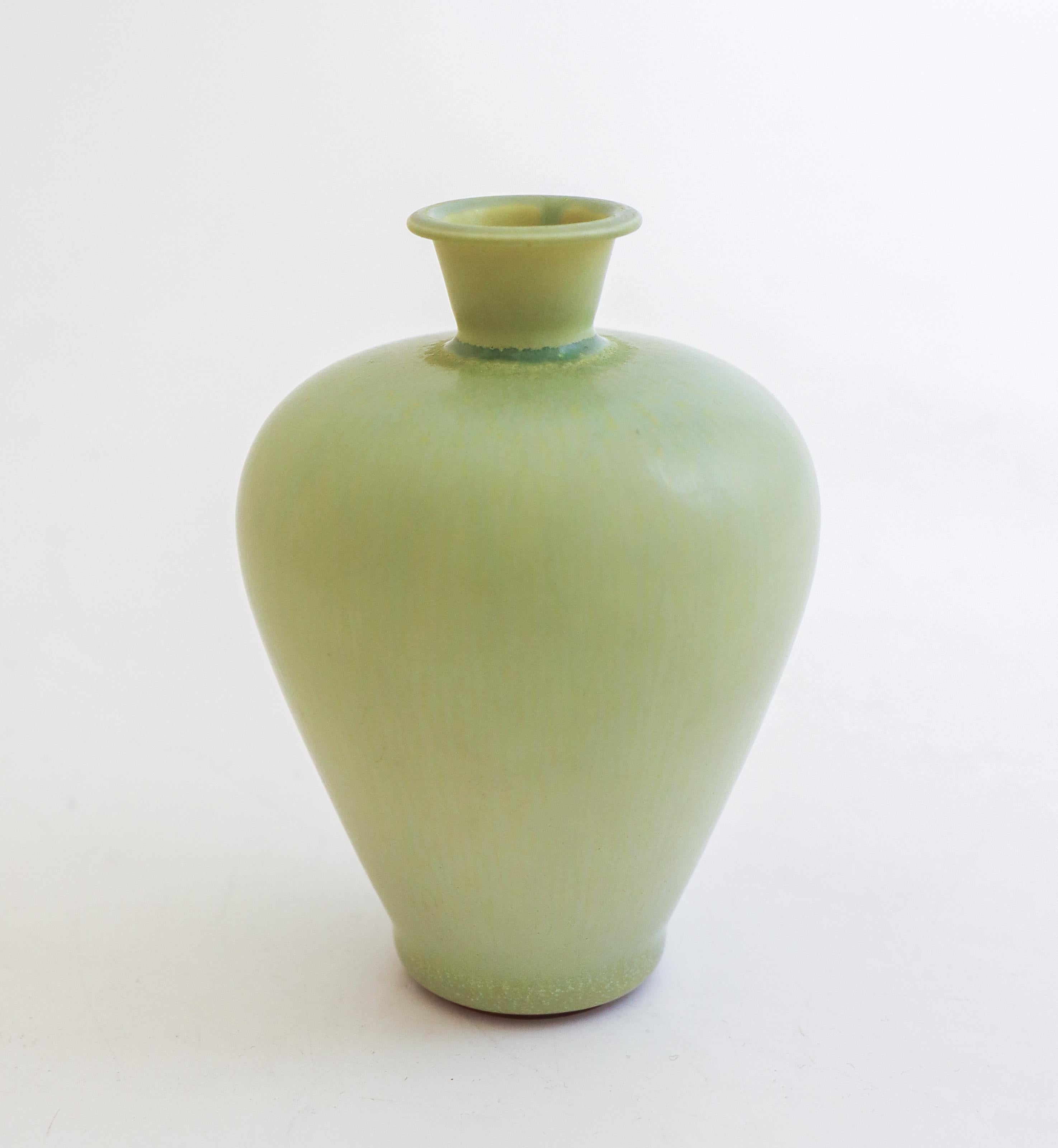 Questo splendido vaso verde, disegnato da Berndt Friberg presso Gustavsberg a Stoccolma, misura 11 cm di altezza e circa 8 cm di diametro. Ha un'incantevole smaltatura verde di pelliccia d'arancio. Il vaso è in ottime condizioni. 

Berndt Friberg è