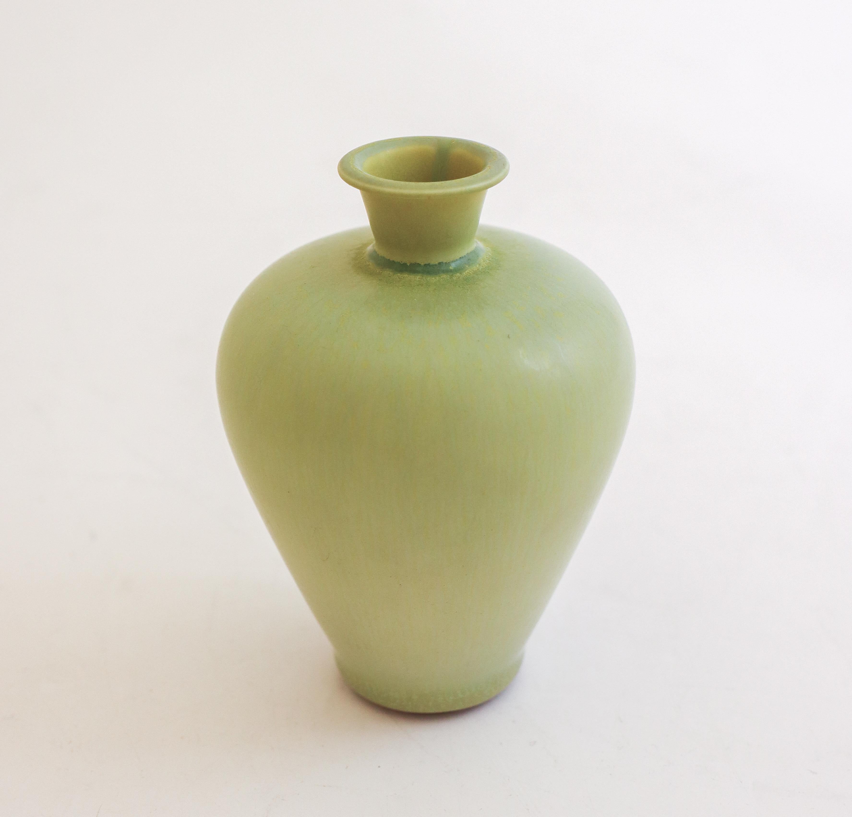 Scandinavo moderno Splendido vaso in ceramica verde, Berndt Friberg, Gustavsberg - metà del XX secolo in vendita