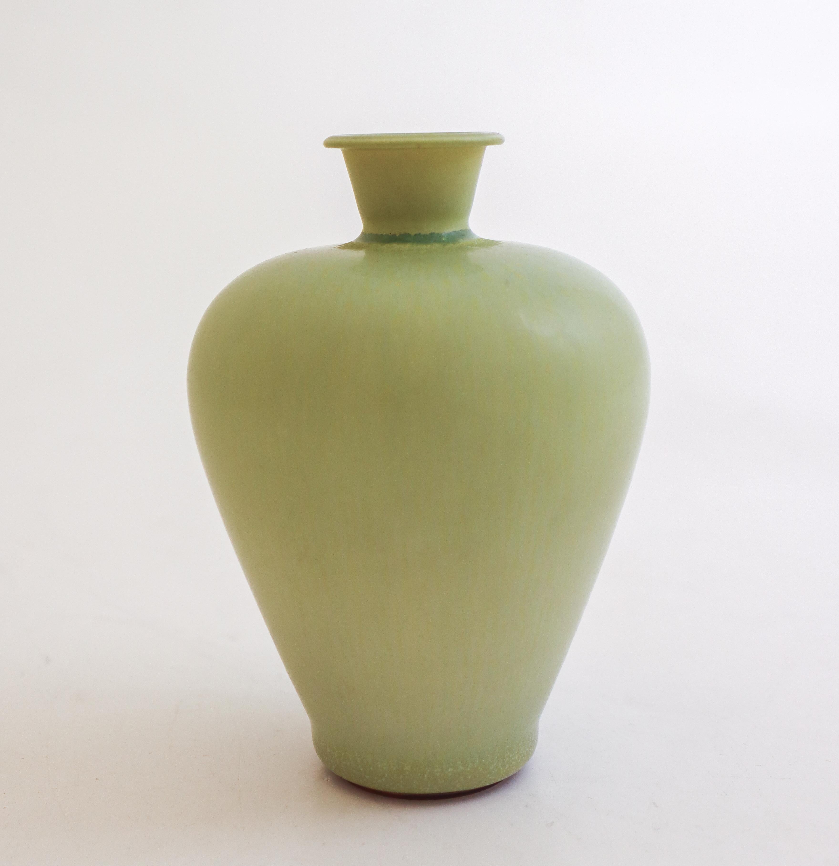 Svedese Splendido vaso in ceramica verde, Berndt Friberg, Gustavsberg - metà del XX secolo in vendita