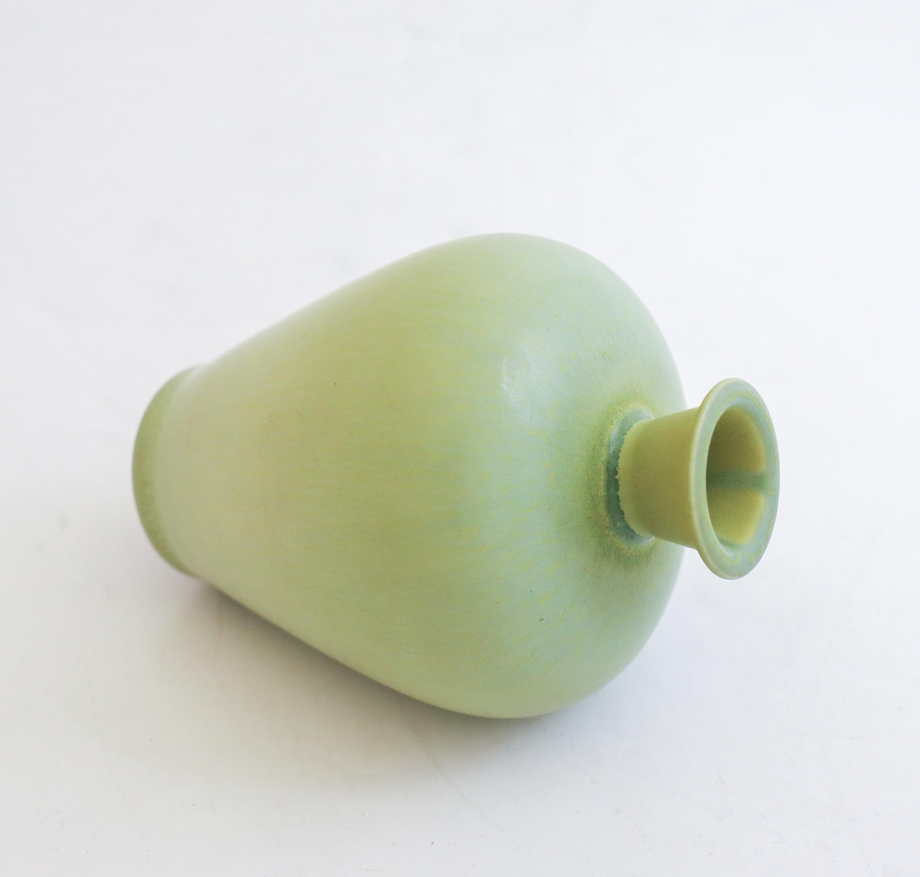 Splendido vaso in ceramica verde, Berndt Friberg, Gustavsberg - metà del XX secolo In condizioni ottime in vendita a Stockholm, SE