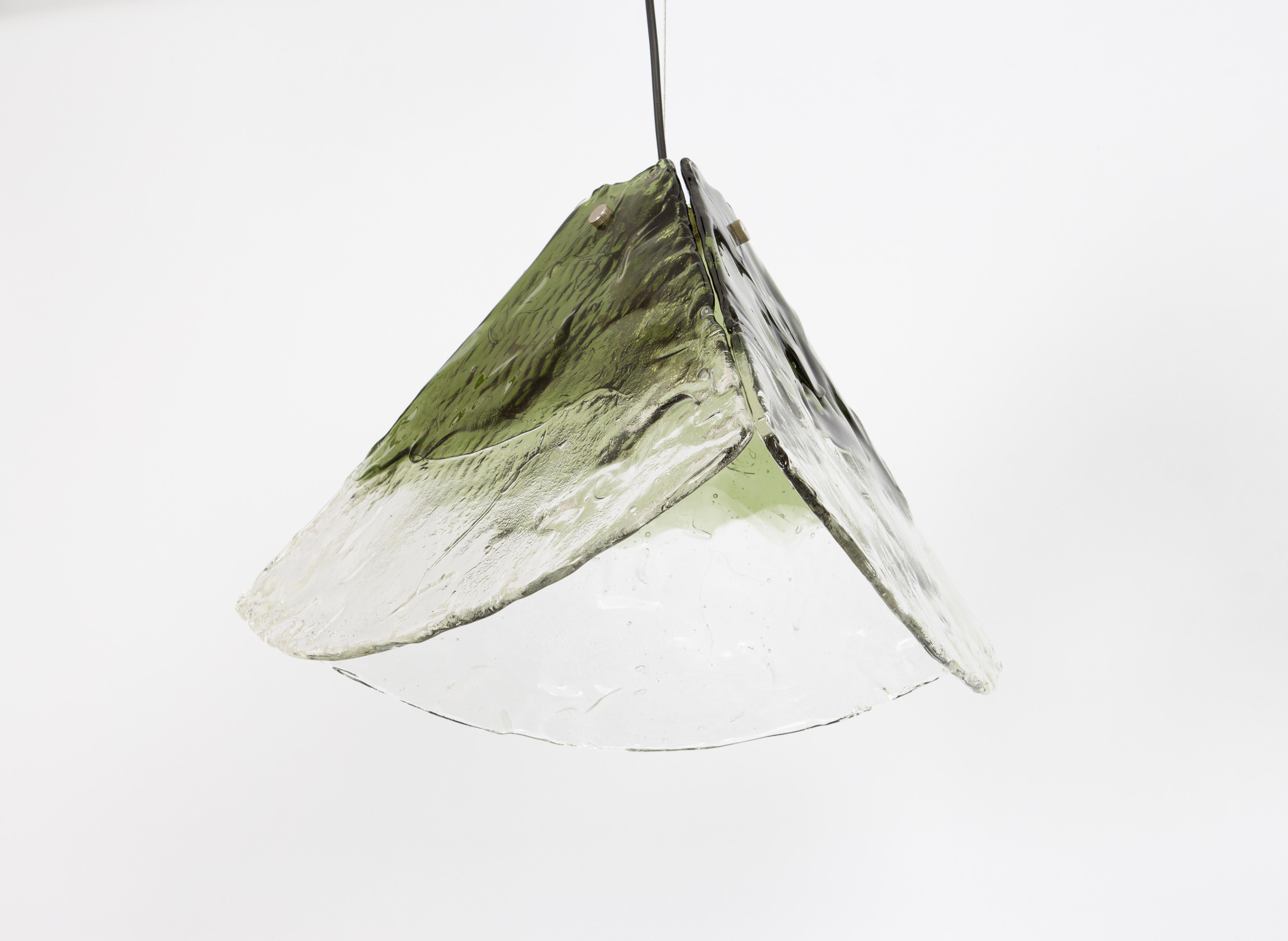 Splendida lampada a sospensione floreale con tre petali in vetro di Murano trasparente e verde e trasparente realizzati a mano e sostenuti da una struttura in metallo, nello stile di Carlo Nason per Kalmar, negli anni '70.

Di qualità pesante e in