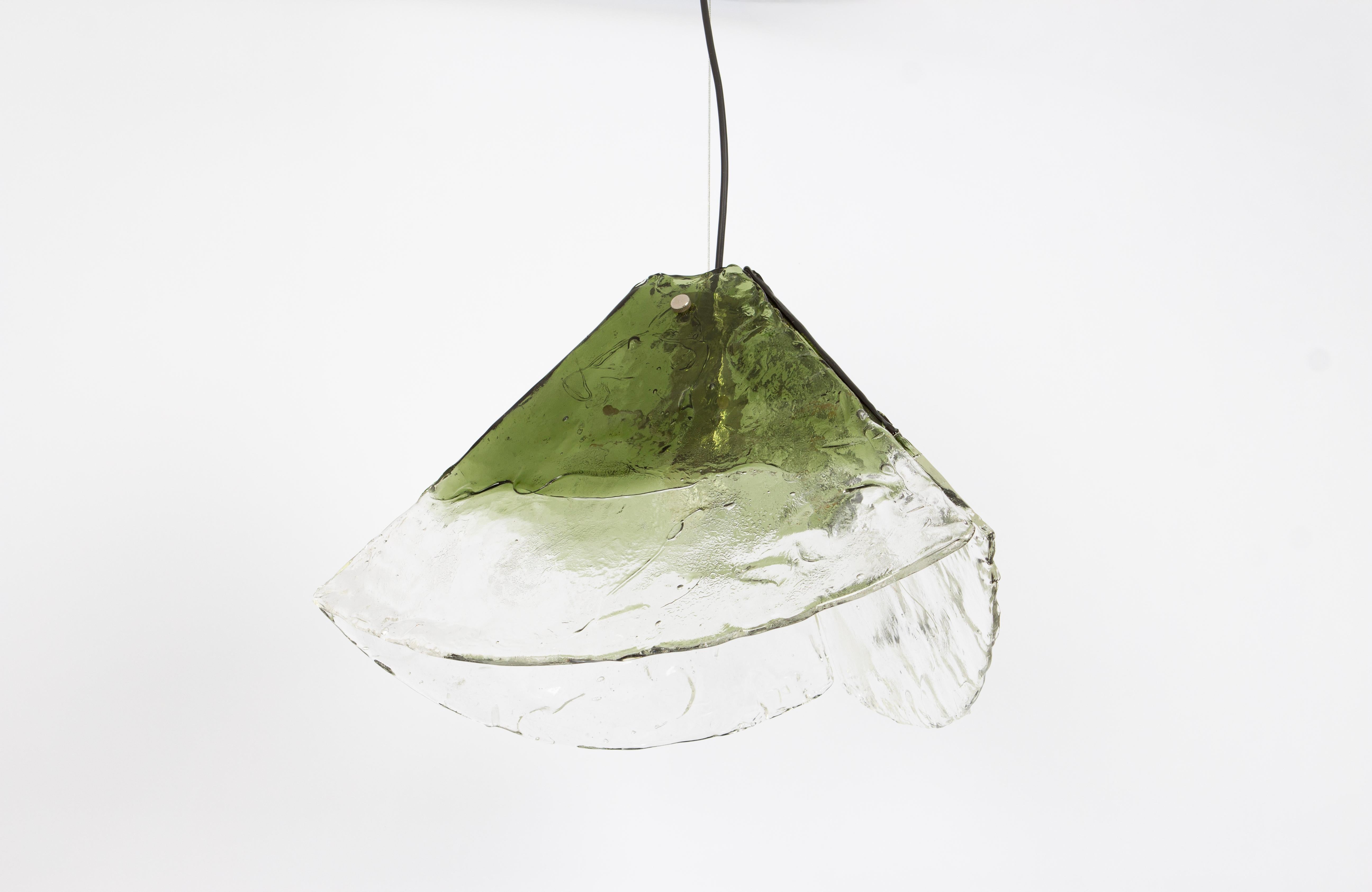 Mid-Century moderno Splendida lampada a sospensione di Murano verde in stile Carlo Nason di Kalmar, anni '70 in vendita