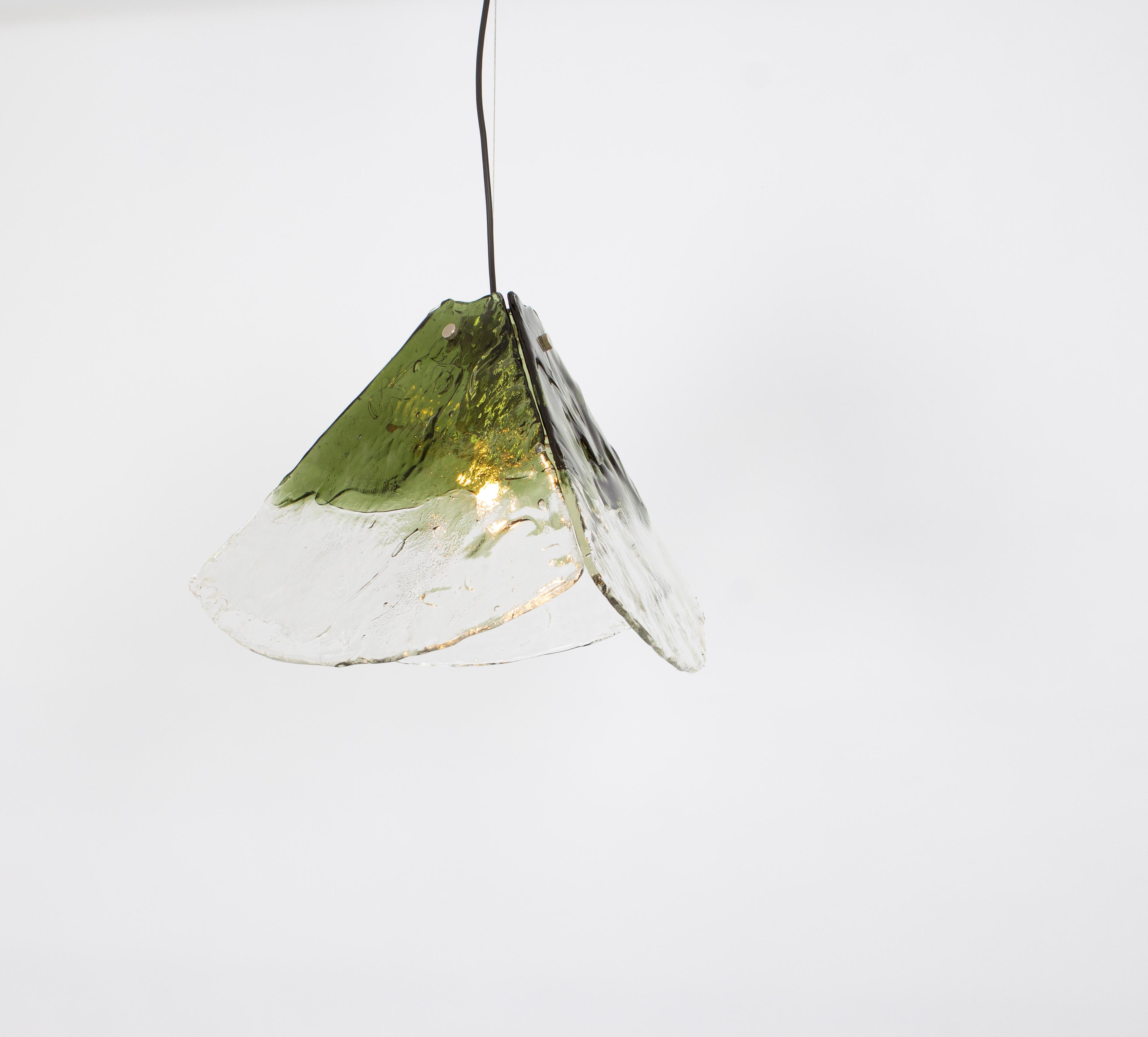 Italiano Splendida lampada a sospensione di Murano verde in stile Carlo Nason di Kalmar, anni '70 in vendita