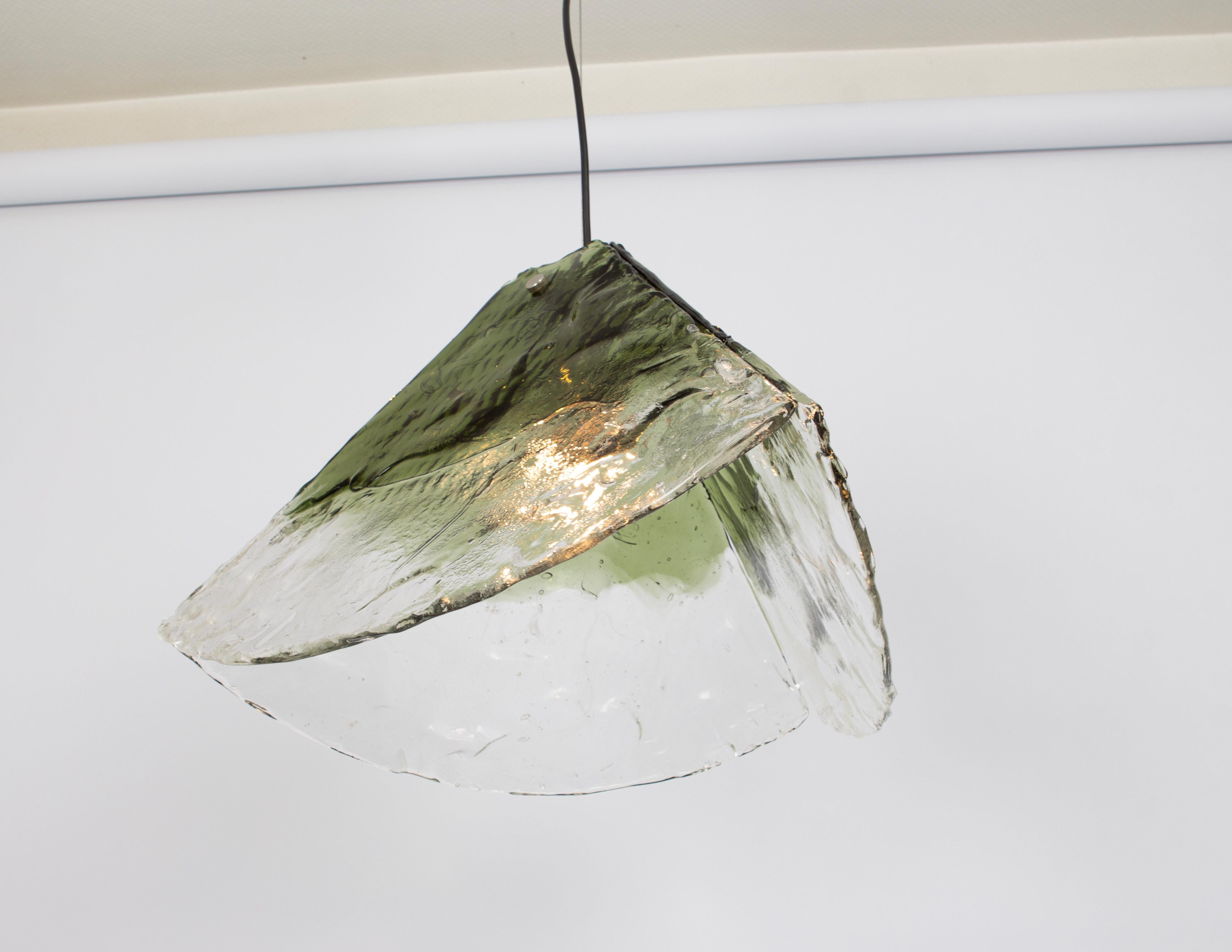 Vetro di Murano Splendida lampada a sospensione di Murano verde in stile Carlo Nason di Kalmar, anni '70 in vendita