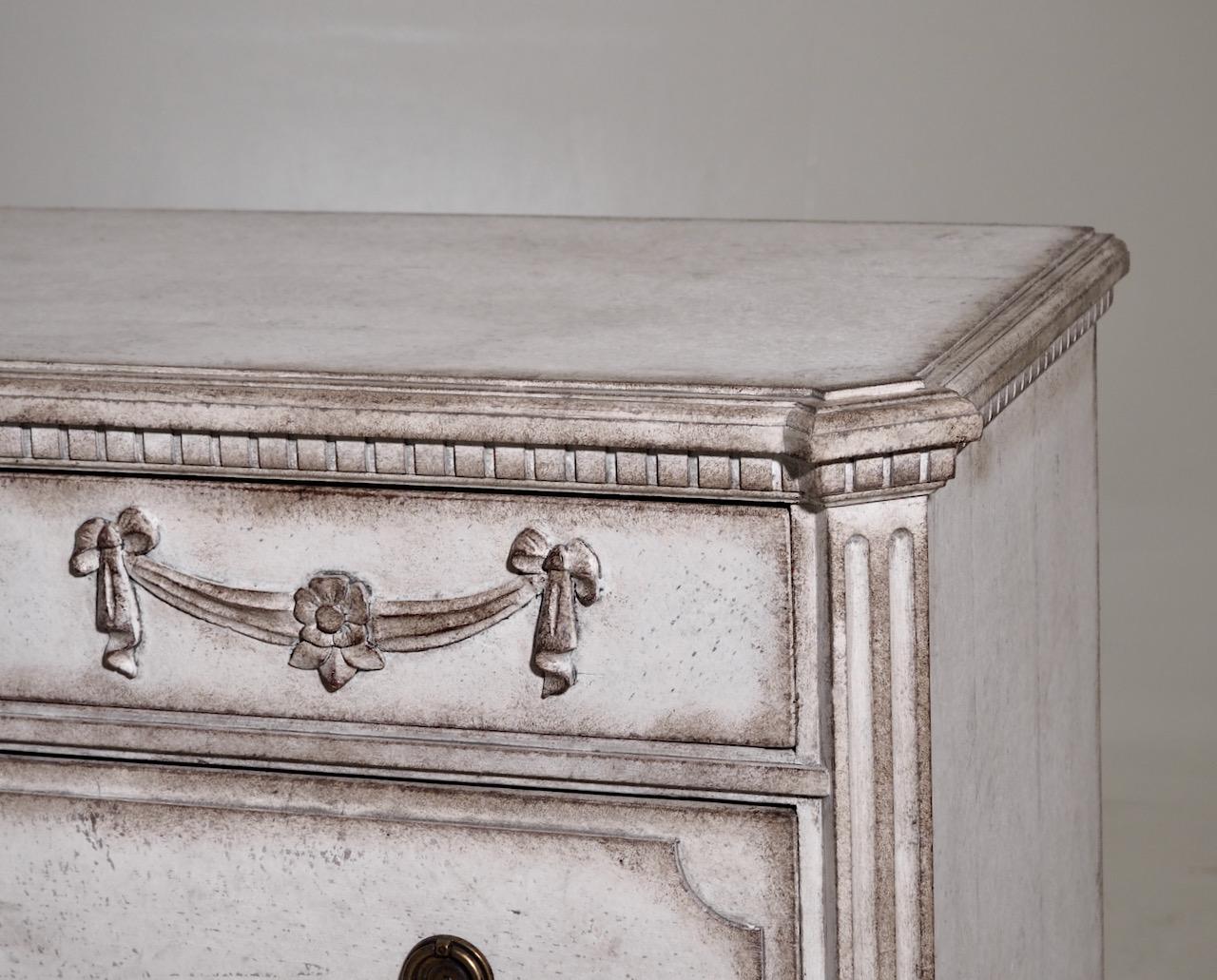 Stunning Gustavian chest, richly carved, 19th C. In Good Condition For Sale In Aalsgaarde, DK