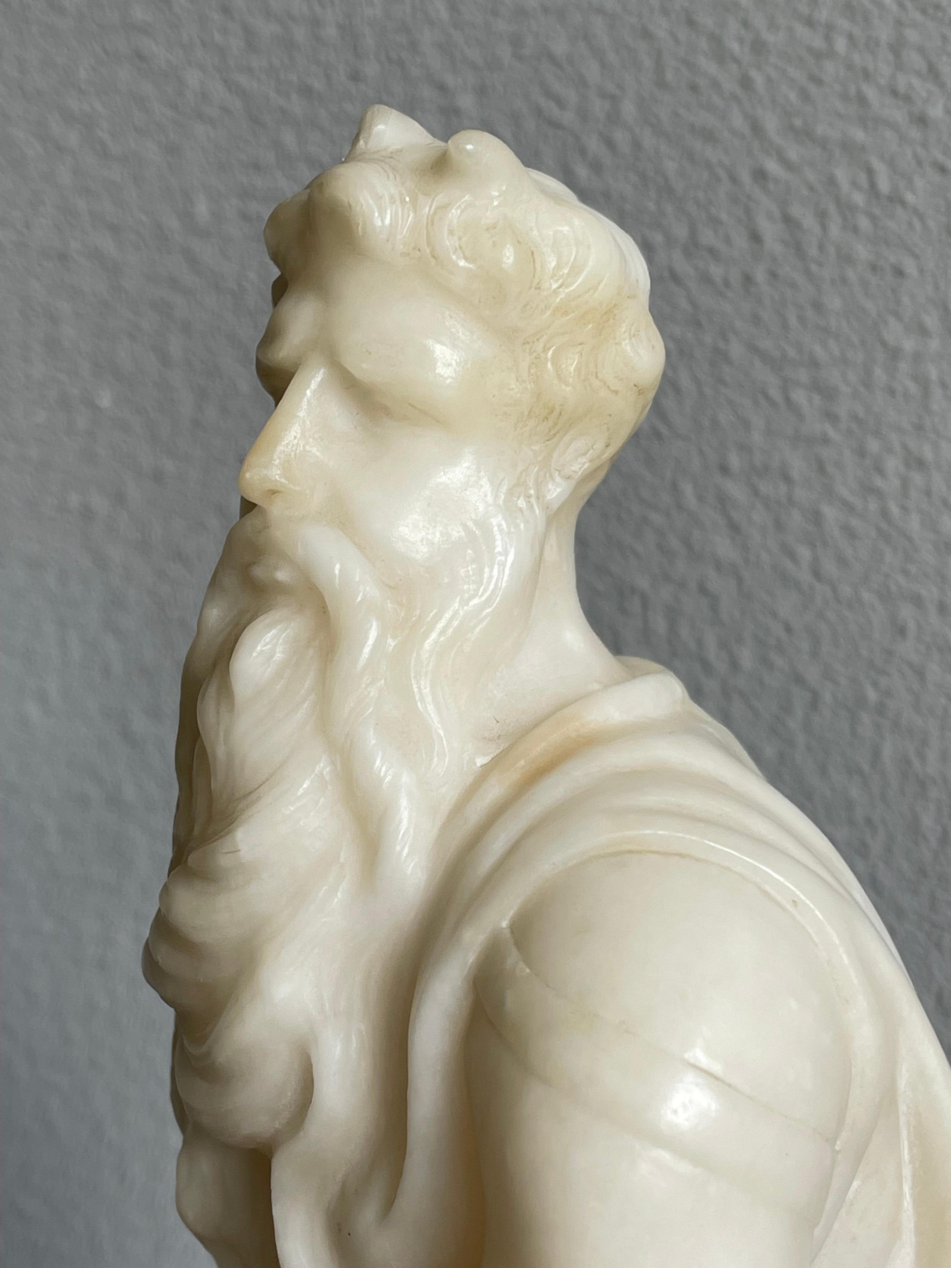 Hochwertige geschnitzte antike Moses-Skulptur nach dem Original-Marmor-Moses von Michelangelo. 

Wenn Sie ein Sammler von seltenen und hochwertig gefertigten biblischen Antiquitäten sind, dann könnte diese handgeschnitzte Grand-Tour-Skulptur bald