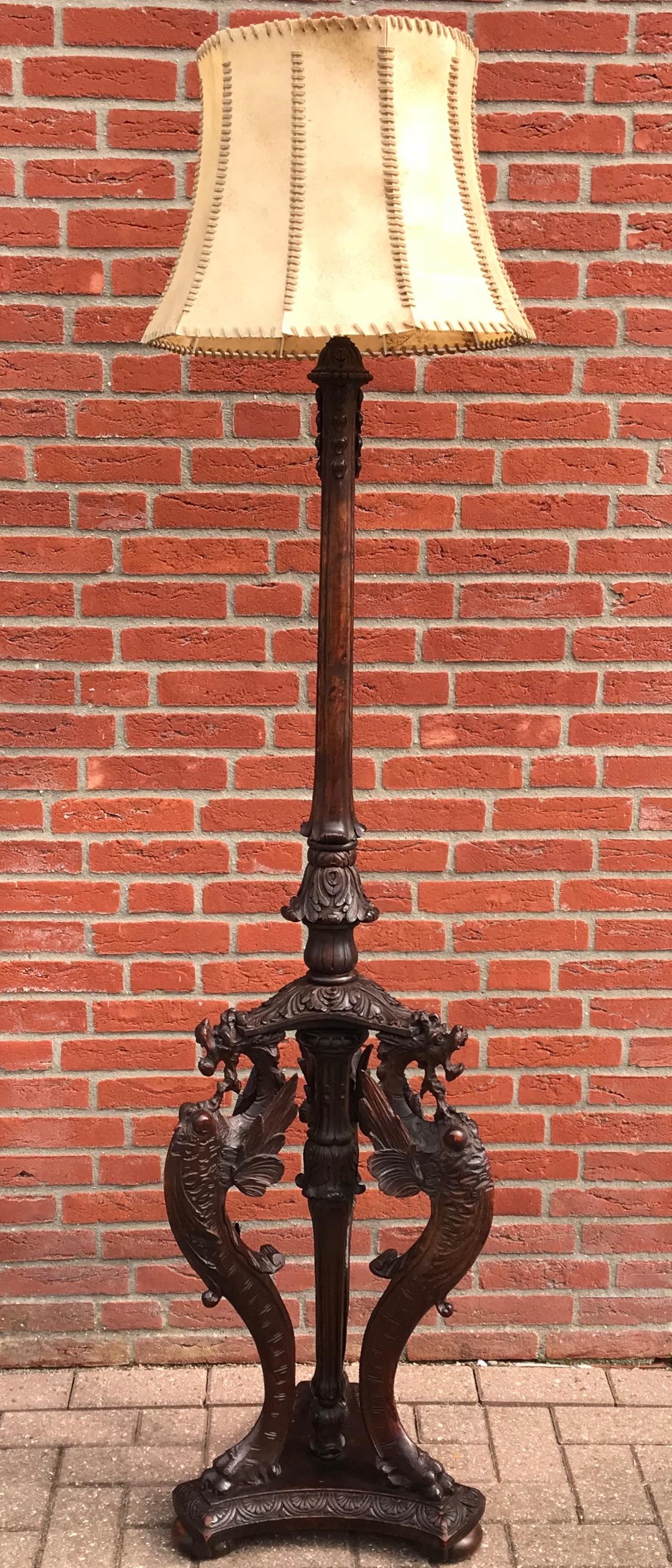 Early 1900s sculptural floor lamp with artistic and impressive carvings.

This antique and extensively carved floor lamp is a rare design and a joy to look at. The wonderful tripod base consist of three impressive and all hand-carved griffin