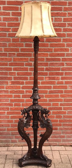 Impresionante y todo Escultura de Grifo Tallada a Mano en una Lámpara de Pie de Estilo Gótico