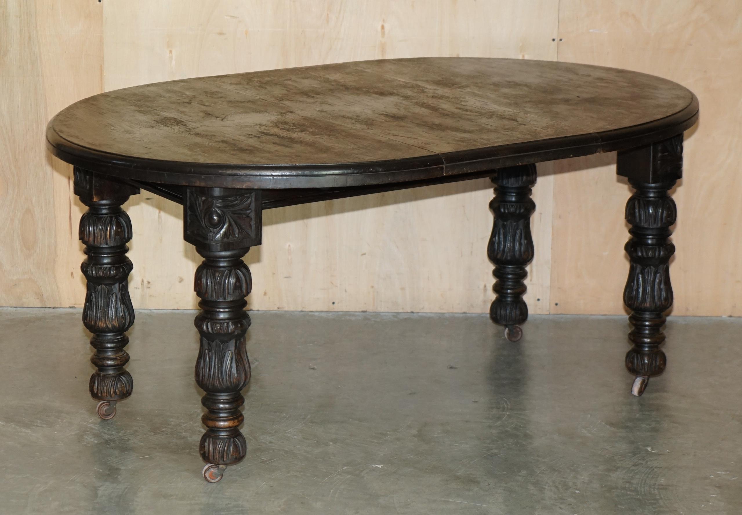 The House Antiques a le plaisir d'offrir à la vente cette belle table de salle à manger en chêne anglais, sculptée à la main, avec les chaises assorties.

Veuillez noter que les frais de livraison indiqués sont donnés à titre indicatif, ils ne