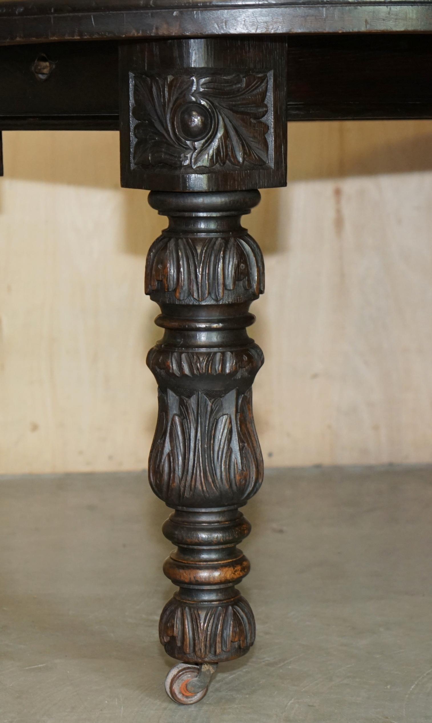 Victorien Table de salle à manger ViCtorian extensible sculptée à la main, 6 chaises en vente