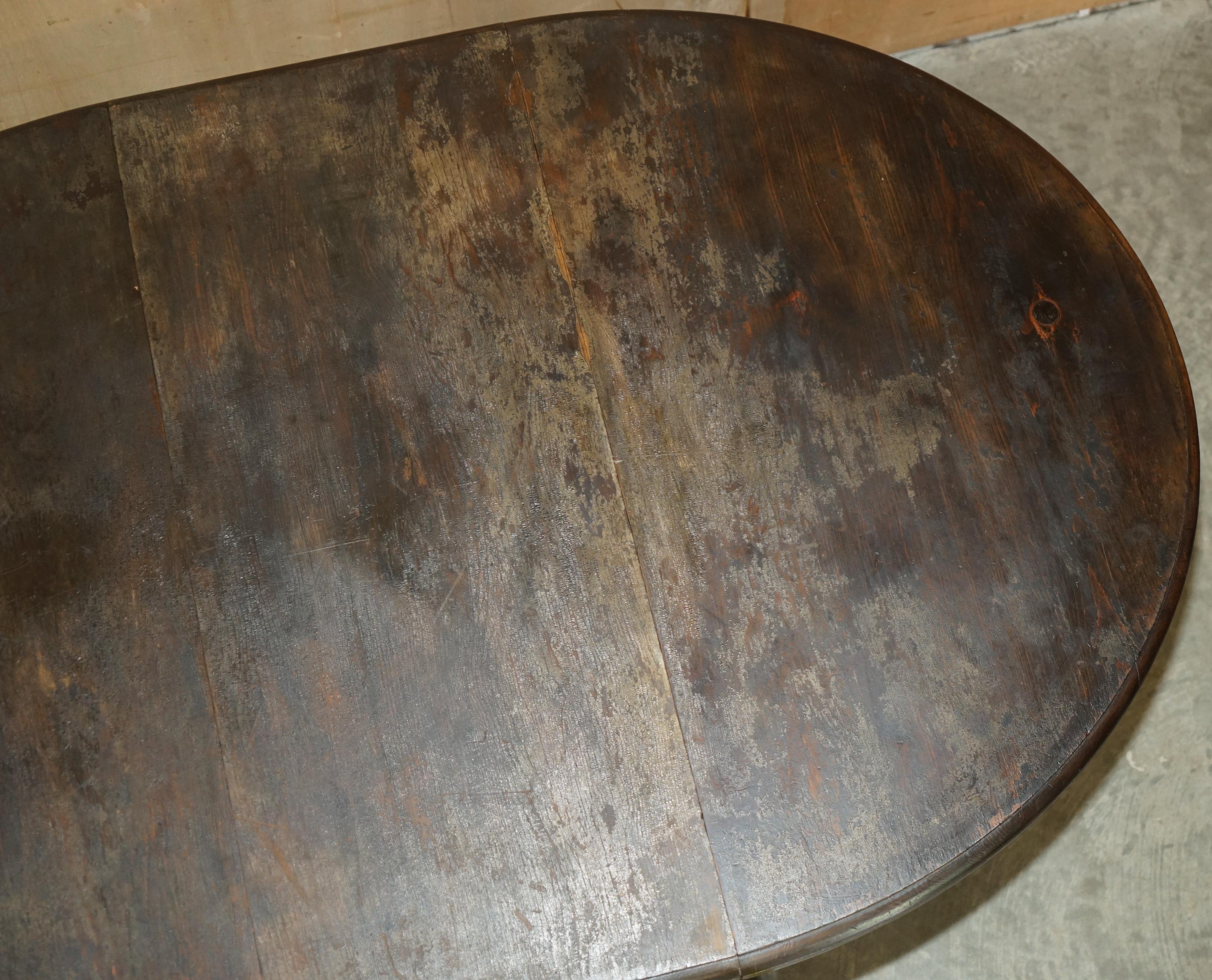 XIXe siècle Table de salle à manger ViCtorian extensible sculptée à la main, 6 chaises en vente