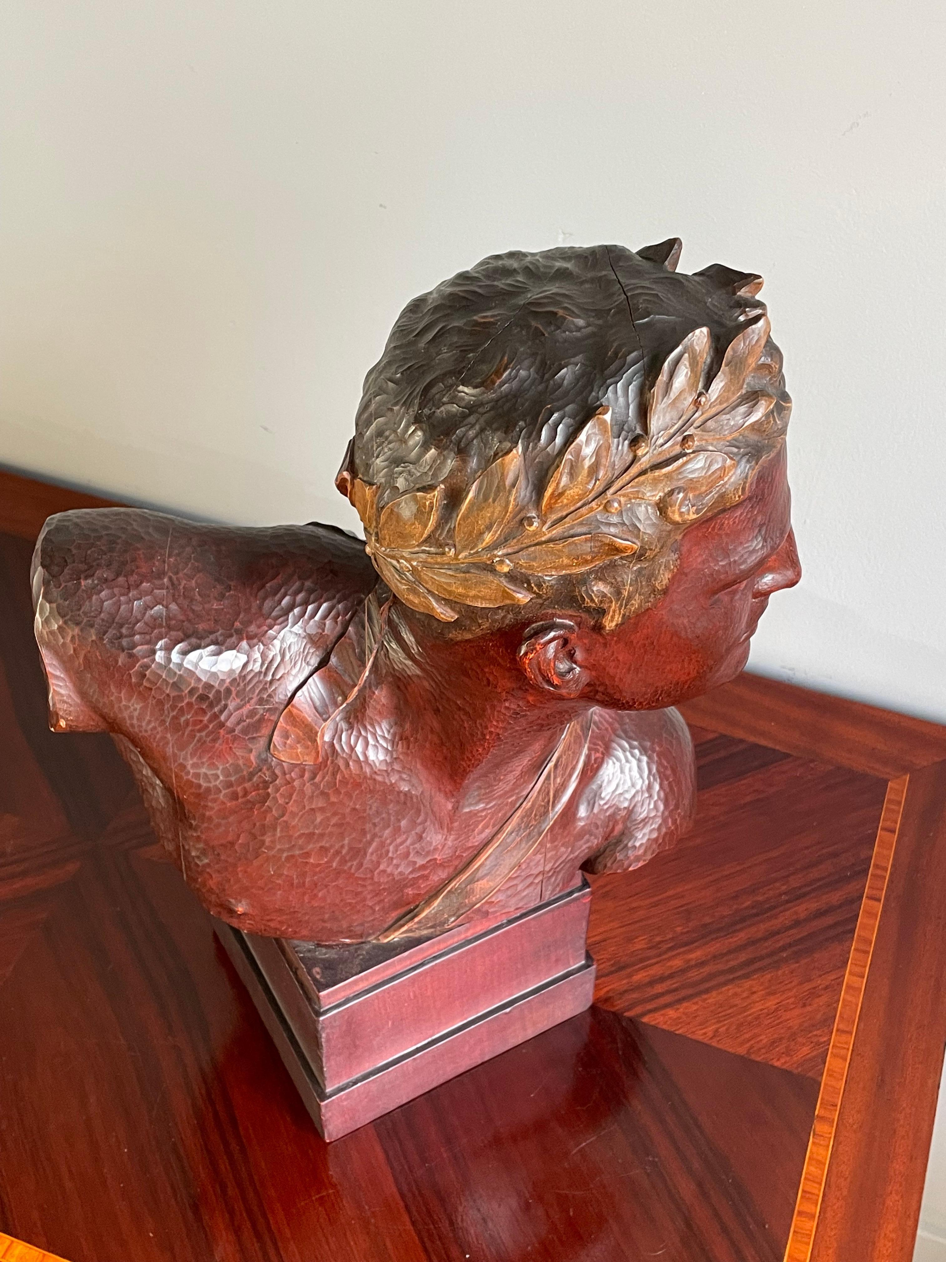 Bois Superbe sculpture de buste d'un Olympian de l'époque Art déco, sculptée à la main Couronne de laurier en vente