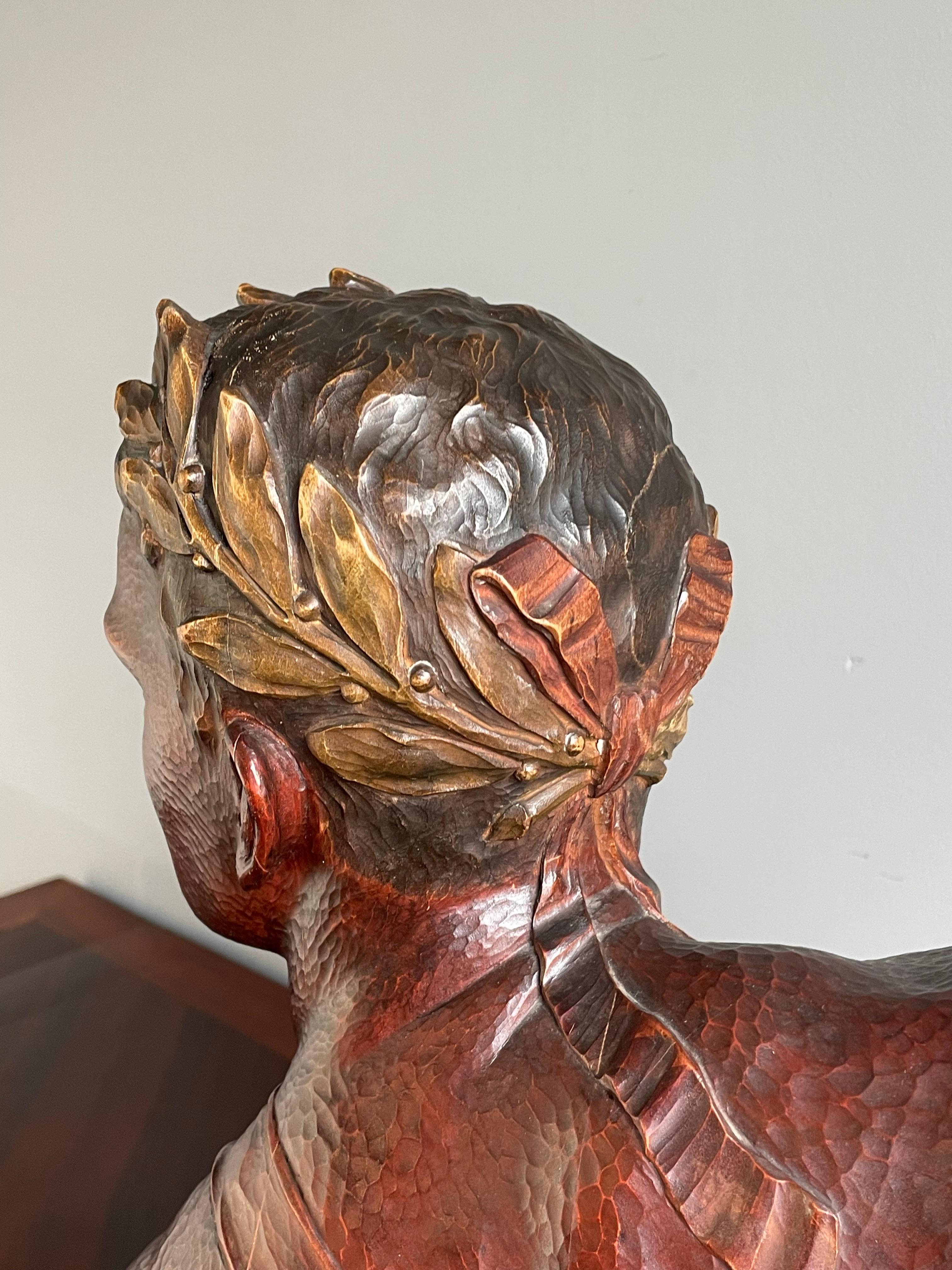 Impresionante Escultura de Busto de la Era Art Decó Tallada a Mano de un Olímpico c. Corona de Laurel 1