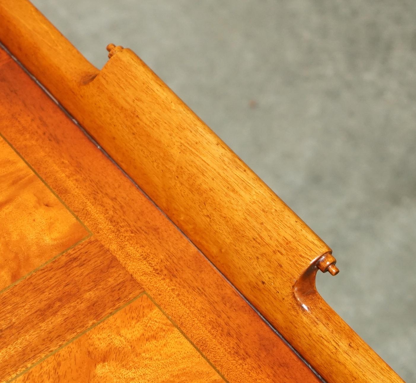STUNNiNG HAND CARVED CLAW & BALL FOOT HARDWOOD COFFEE TRAY TABLE REMOVABLE TRAY For Sale 2
