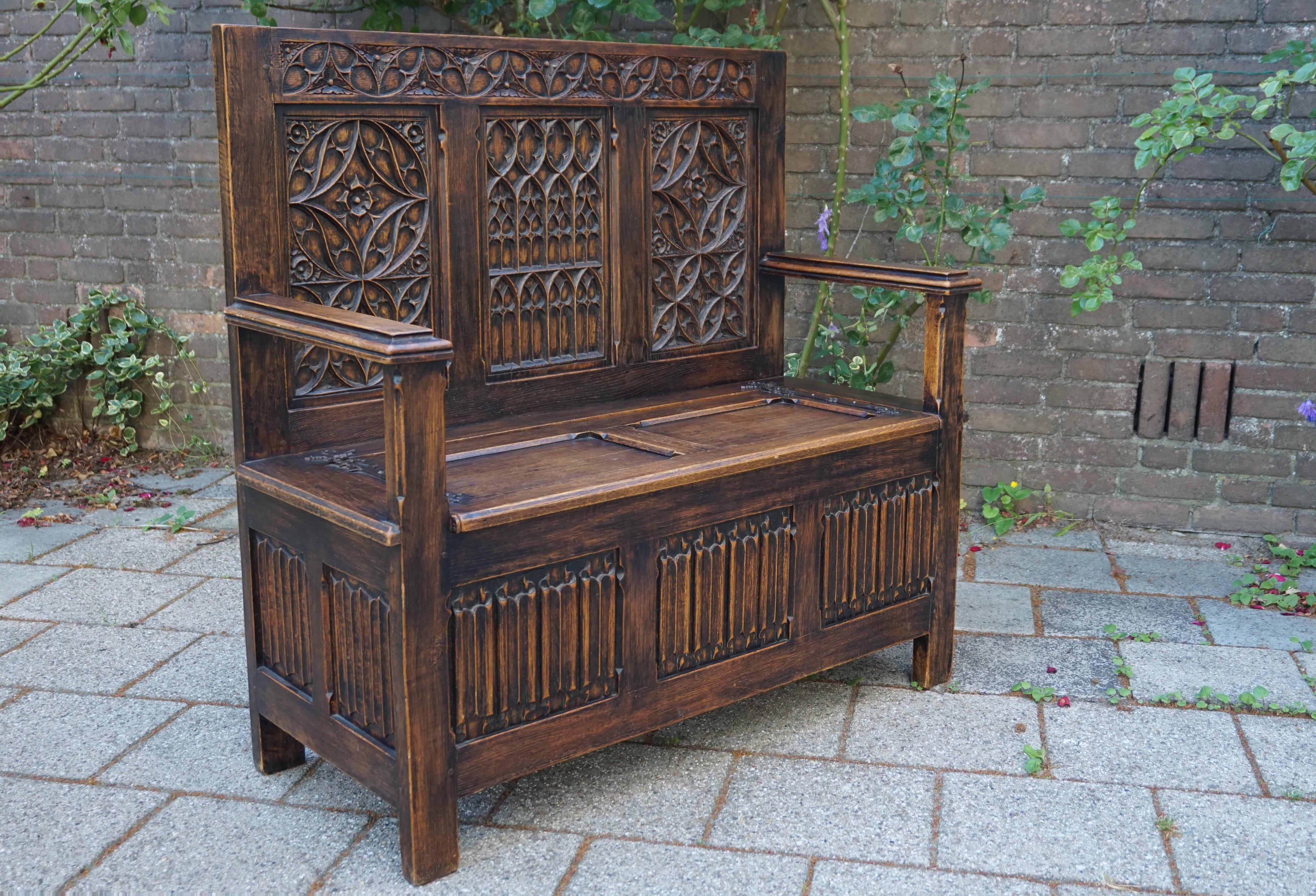 Hand Carved Early 20th Century Gothic Revival Hall Bench with Lid and Trunk 4