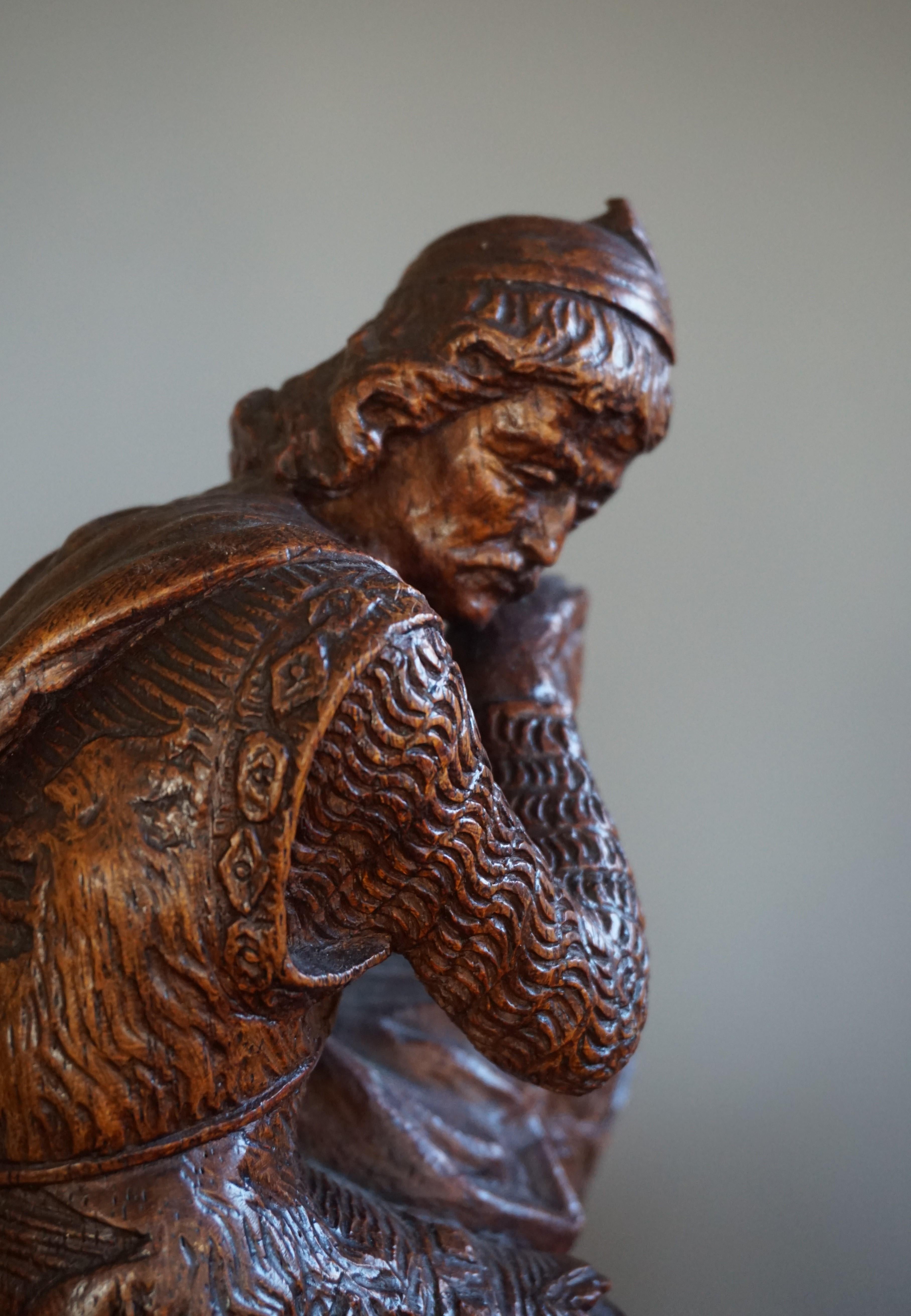 Stunning Hand Carved Early 20th Century Wooden Knight Sculpture by E. Moens In Good Condition In Lisse, NL