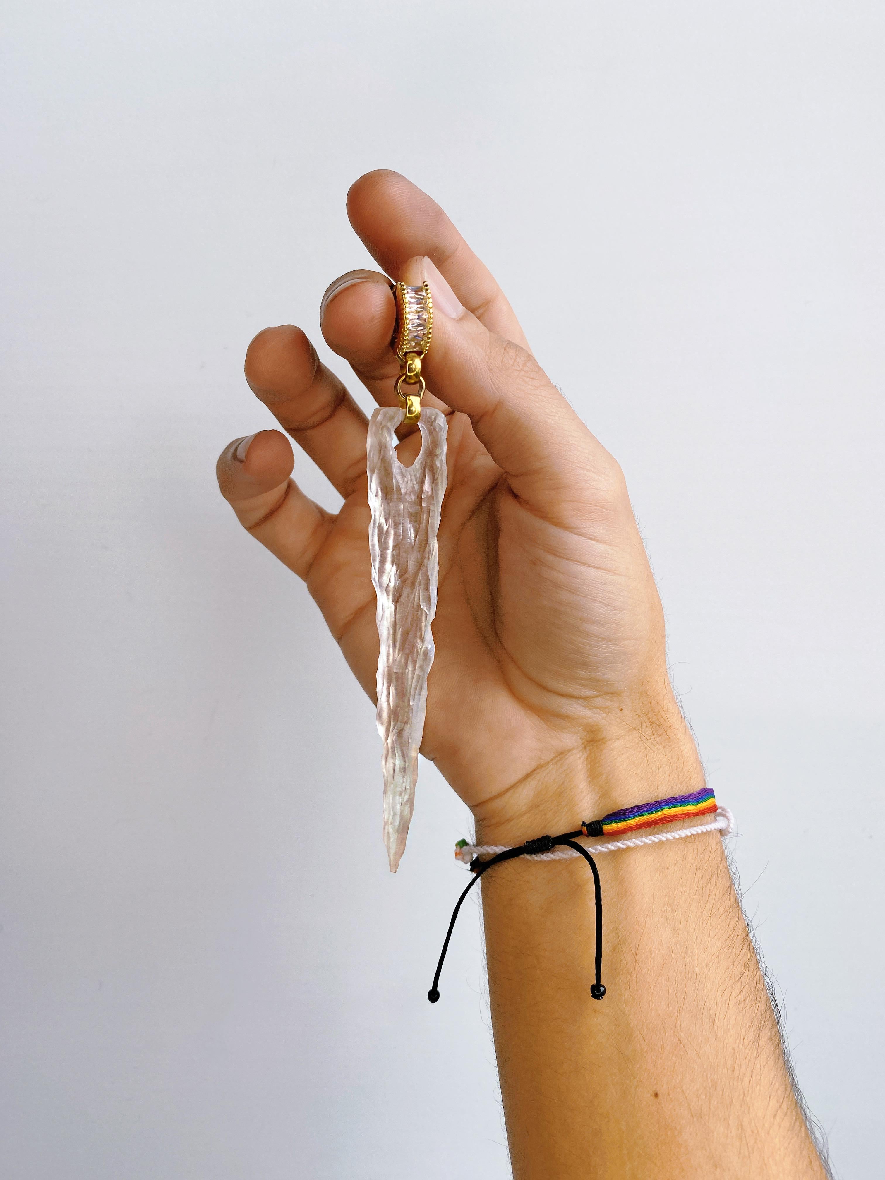 Ces superbes boucles d'oreilles sculptées à la main par Sebastian Jaramillo sont fabriquées à partir de plastique usagé jeté. Délicatement sculpté  et polies pour ressembler à du cristal de roche et rehaussées d'une finition dorée et de cristaux