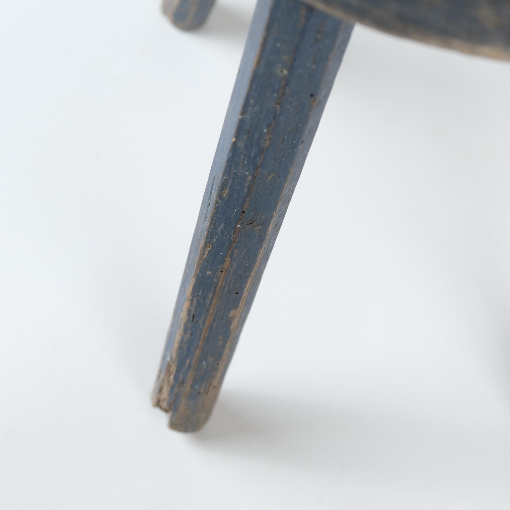 XIXe siècle Superbe tabouret d'art populaire sculpté à la main, bleu grisâtre, Finlande fin des années 1800 en vente