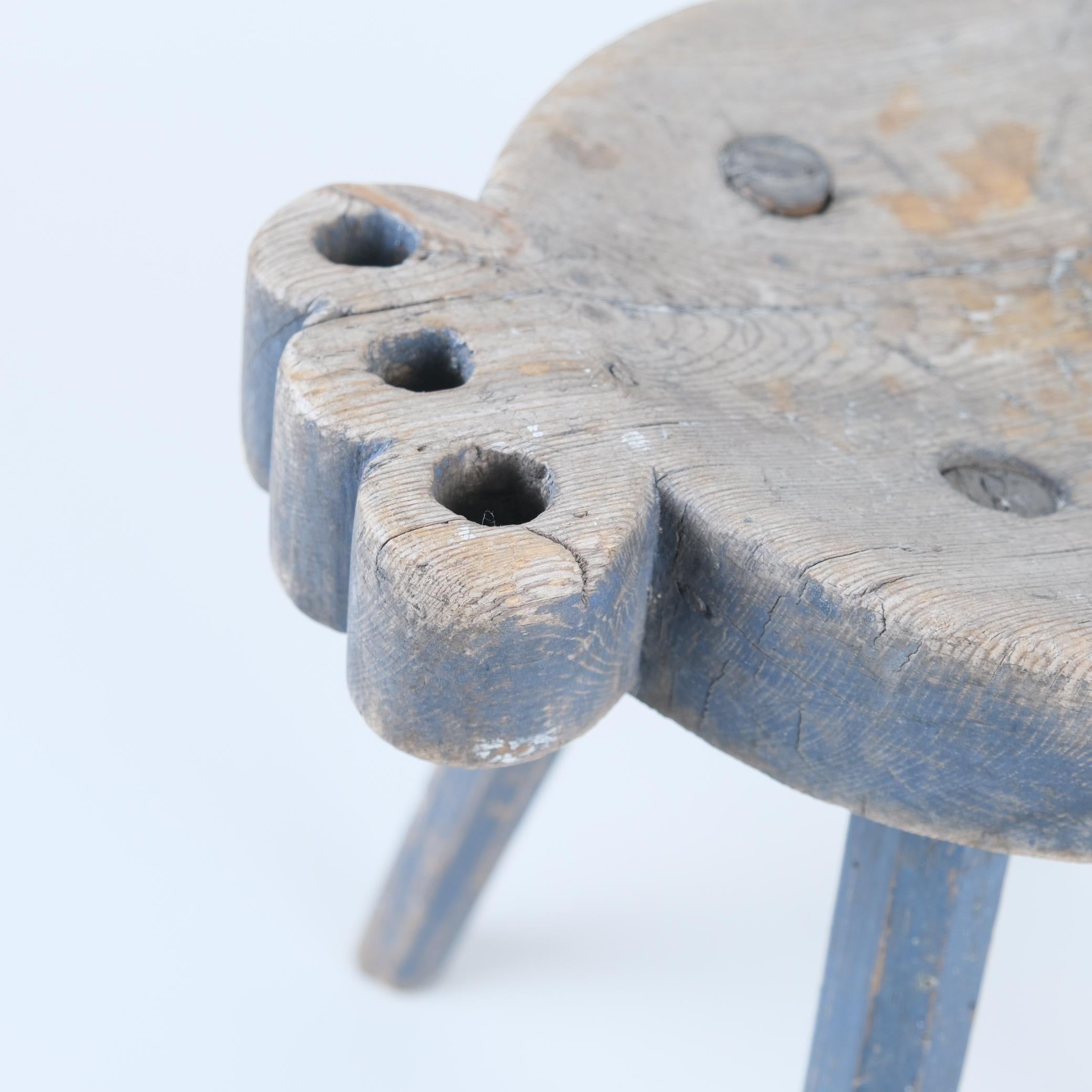 Pin Superbe tabouret d'art populaire sculpté à la main, bleu grisâtre, Finlande fin des années 1800 en vente