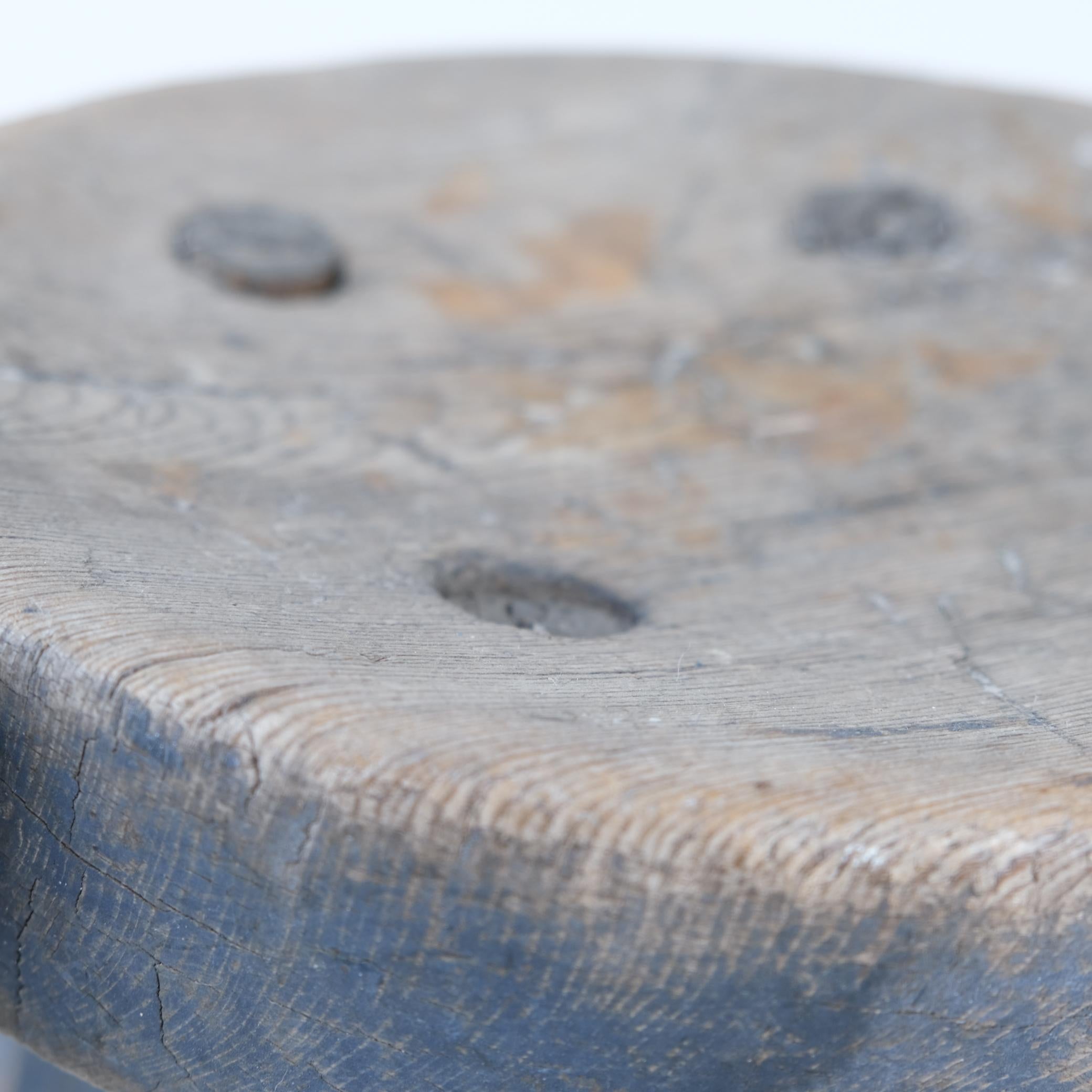 Superbe tabouret d'art populaire sculpté à la main, bleu grisâtre, Finlande fin des années 1800 en vente 1