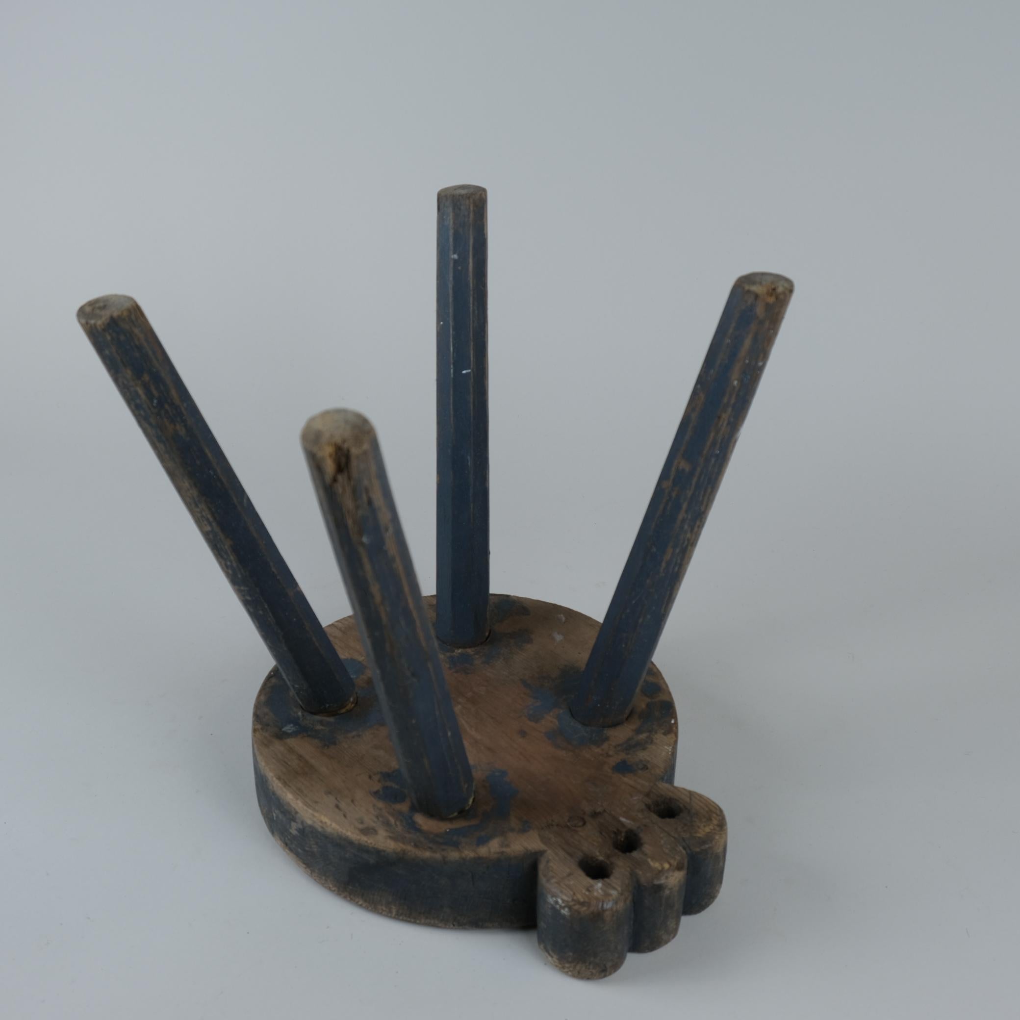 Superbe tabouret d'art populaire sculpté à la main, bleu grisâtre, Finlande fin des années 1800 en vente 2