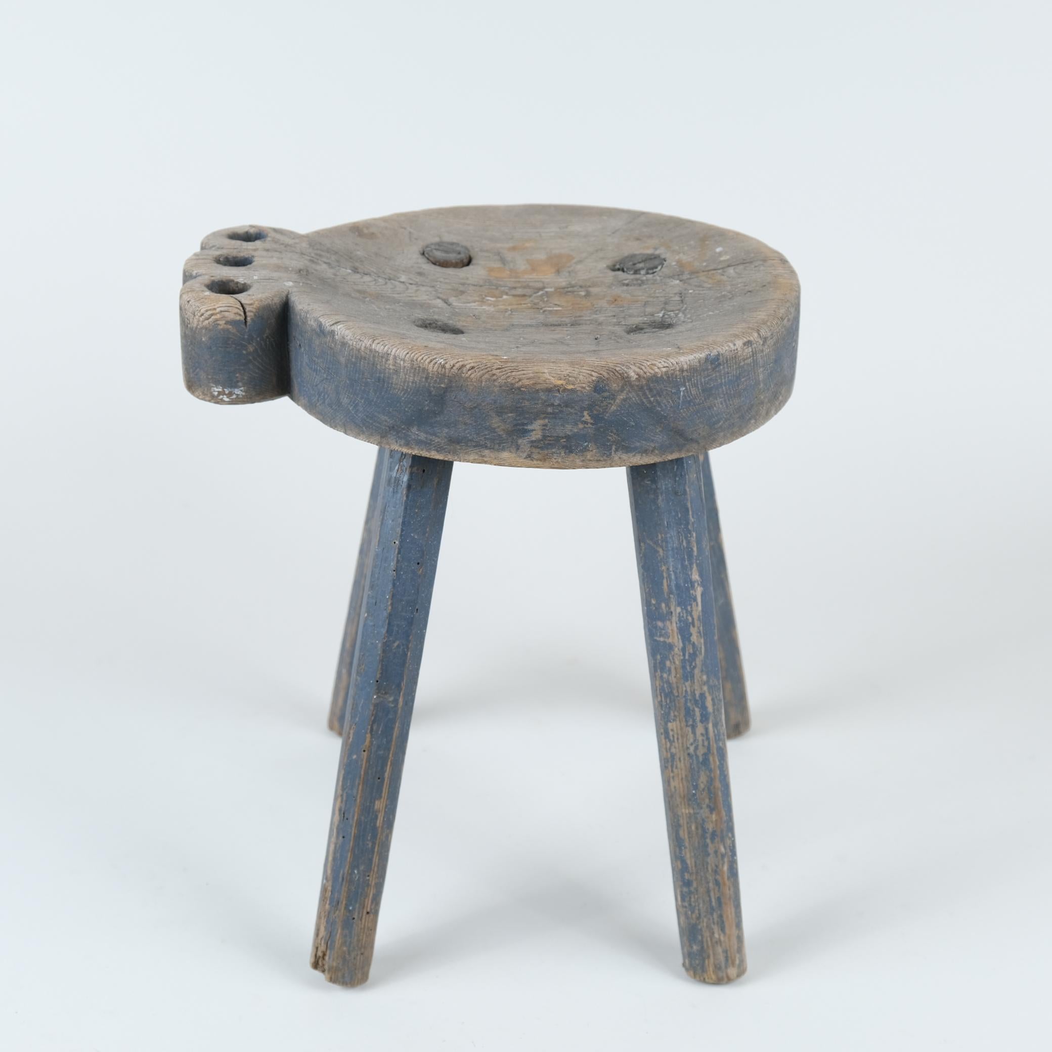 Artisanat Superbe tabouret d'art populaire sculpté à la main, bleu grisâtre, Finlande fin des années 1800 en vente