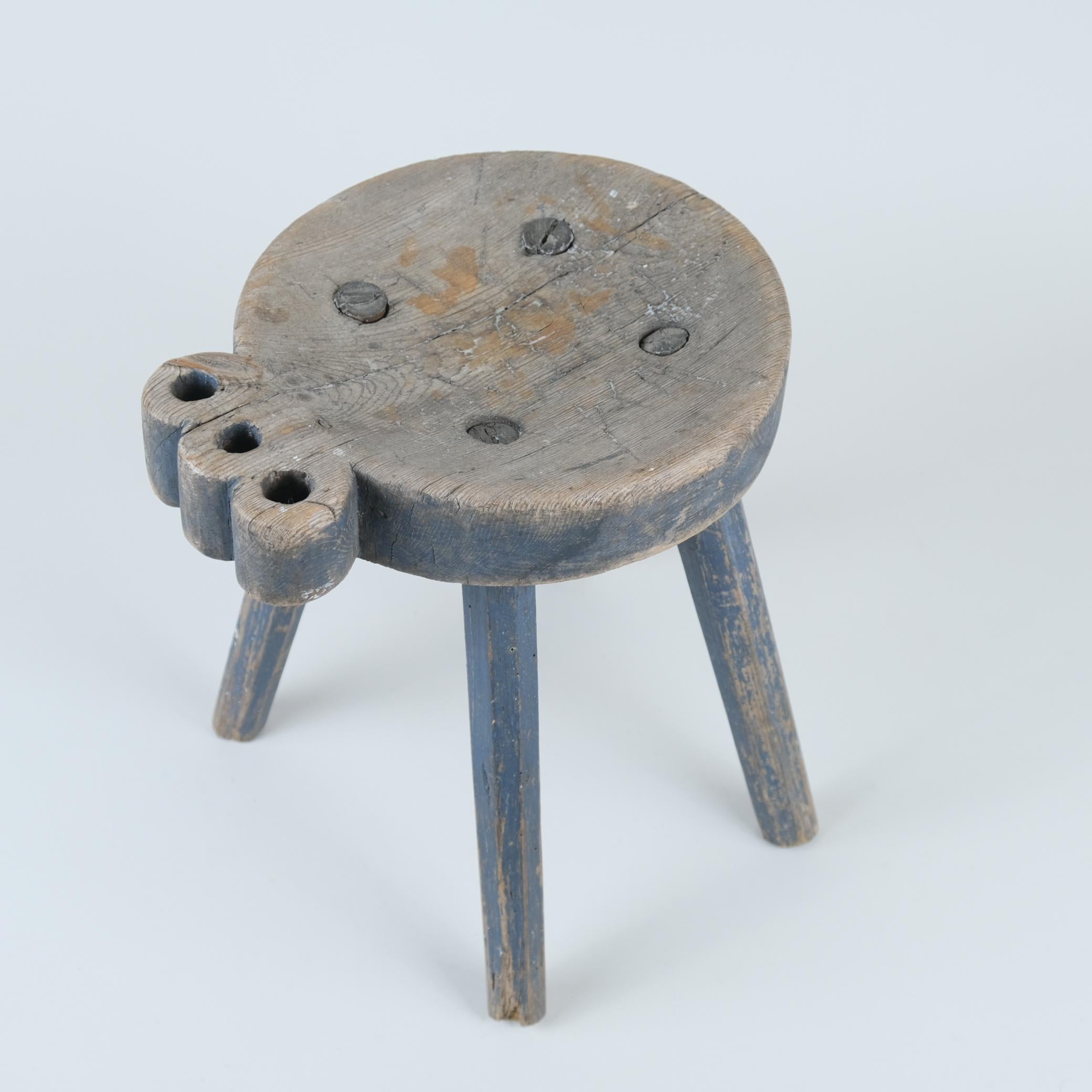 Finlandais Superbe tabouret d'art populaire sculpté à la main, bleu grisâtre, Finlande fin des années 1800 en vente