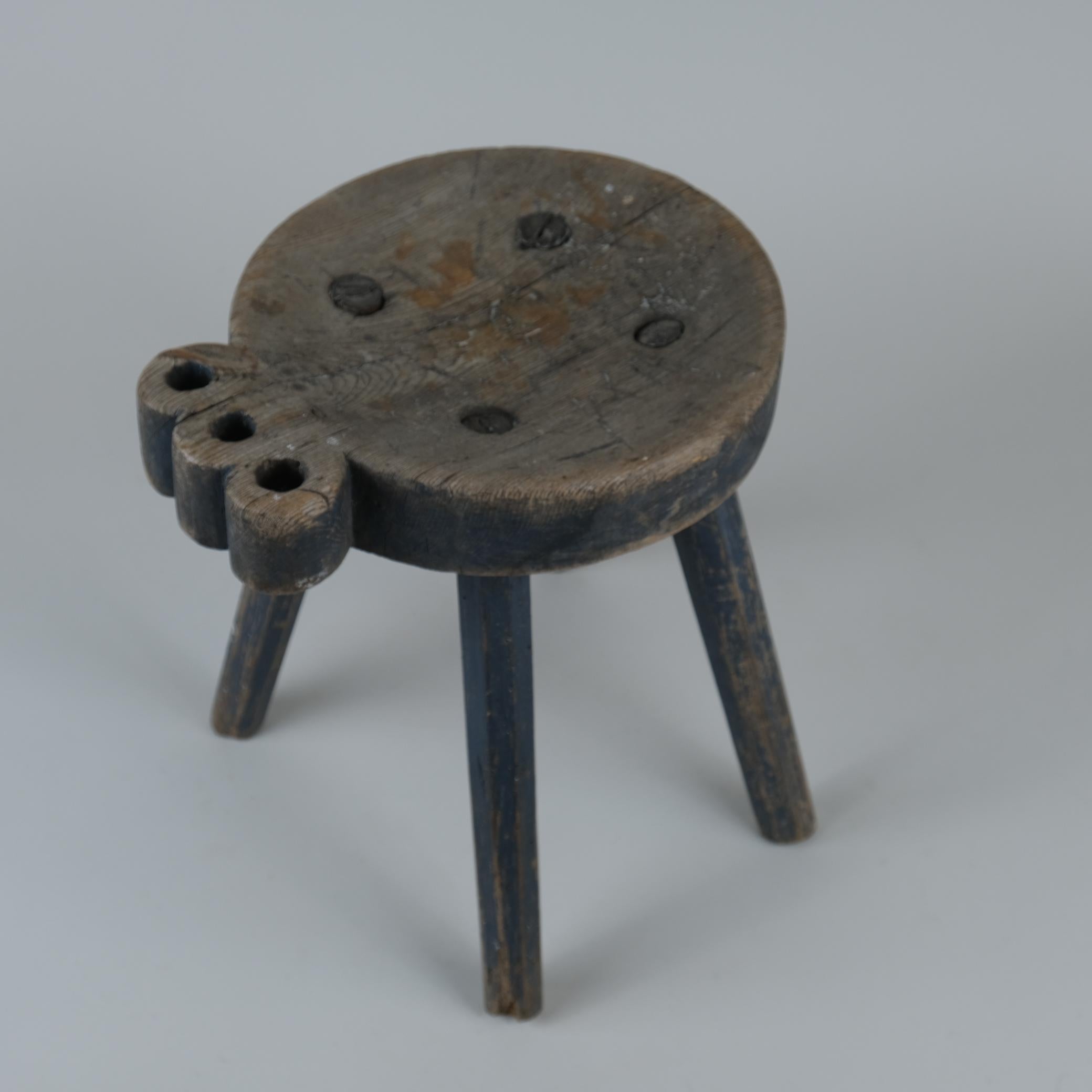 Sculpté à la main Superbe tabouret d'art populaire sculpté à la main, bleu grisâtre, Finlande fin des années 1800 en vente
