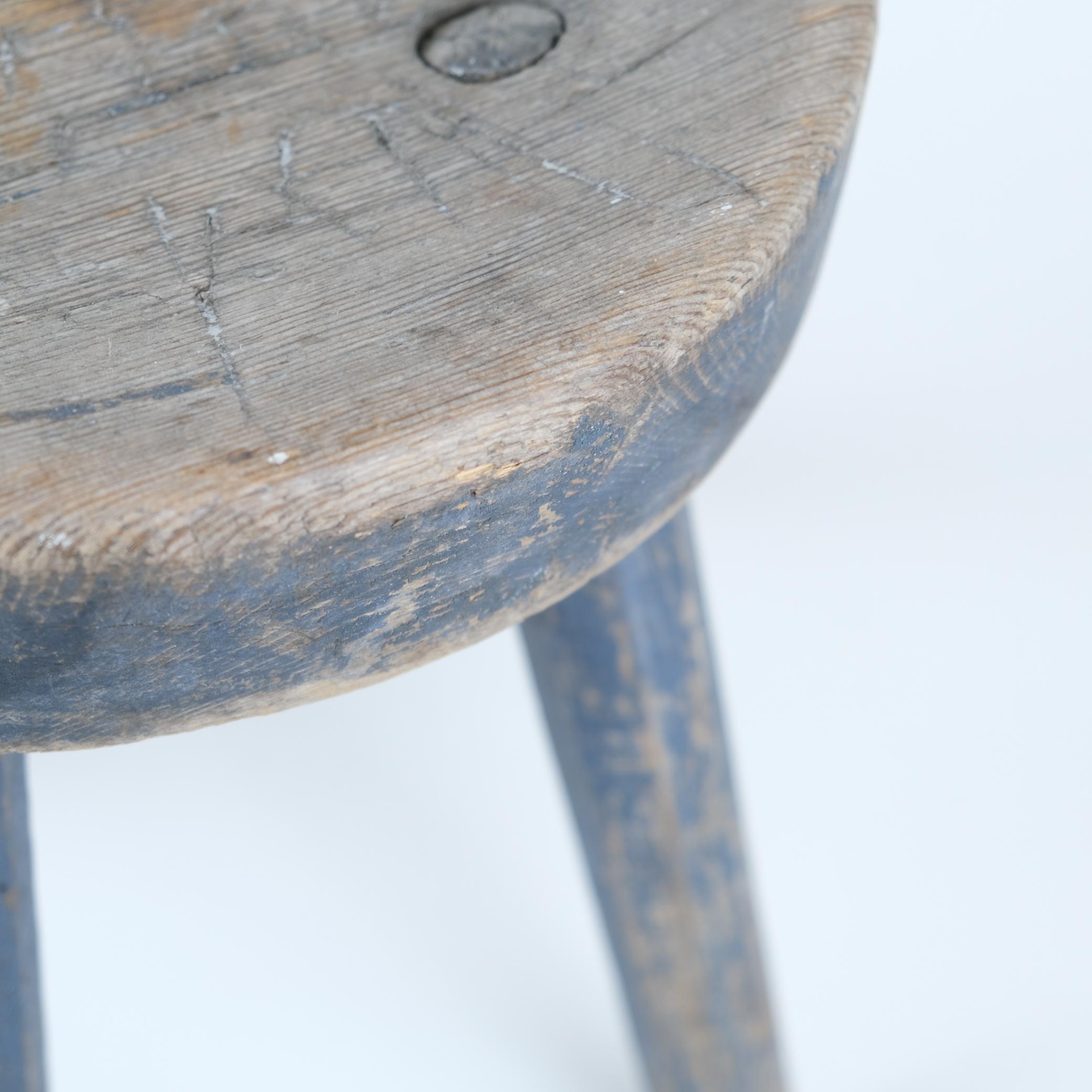 Superbe tabouret d'art populaire sculpté à la main, bleu grisâtre, Finlande fin des années 1800 Bon état - En vente à Helsinki, FI