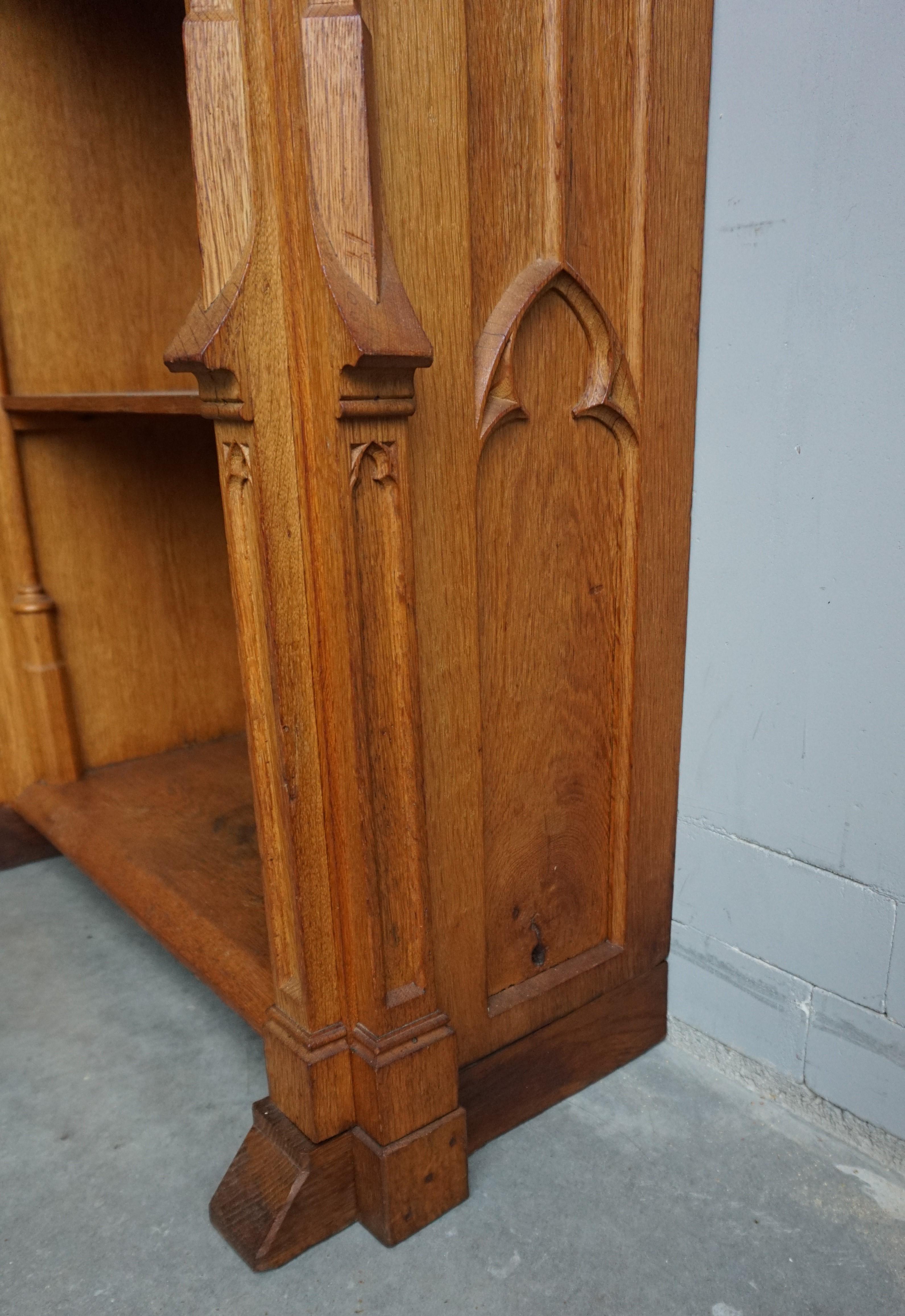 Stunning Hand Carved Light Oak Antique Gothic Revival Bookcase / Shrine Cabinet In Good Condition In Lisse, NL