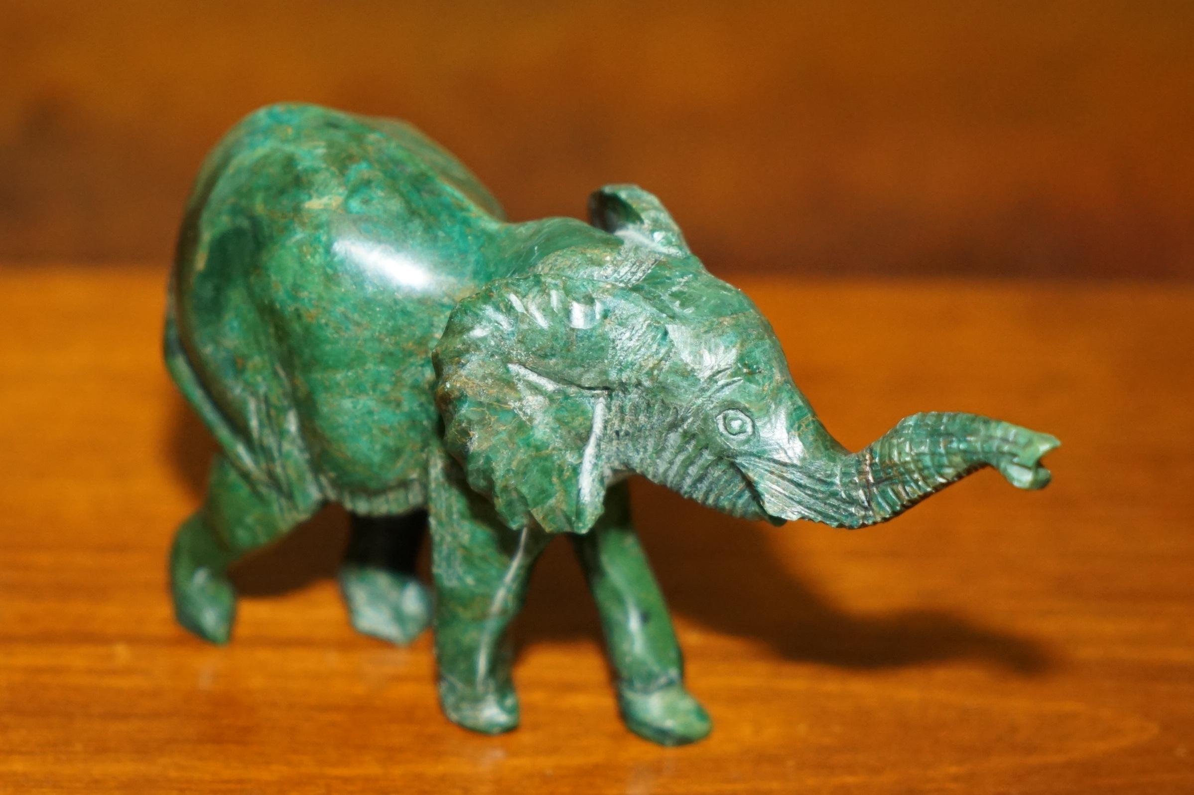 Casa Reale Antiquariato

Royal House Antiques è lieta di offrire in vendita questa graziosa statua d'epoca in malachite raffigurante un giovane elefante con la proboscide sollevata in segno di buon auspicio.

Un bel pezzo decorativo e ben fatto,