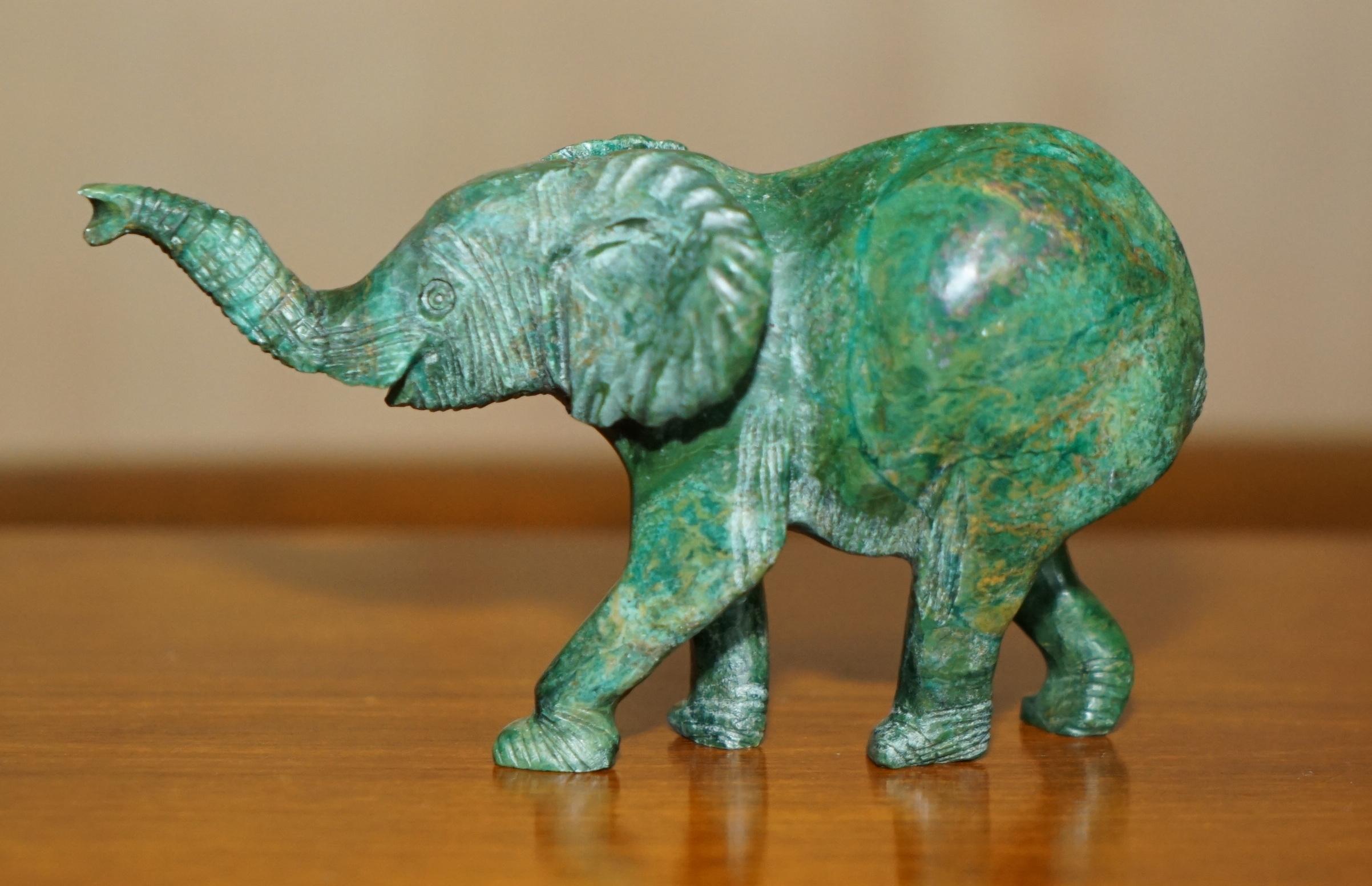 Fatto a mano STUNNING HAND CARVED MALACHITE STATUE OF AN ELEPHANT WiTH RAISED TRUNK GOOD LUCK in vendita