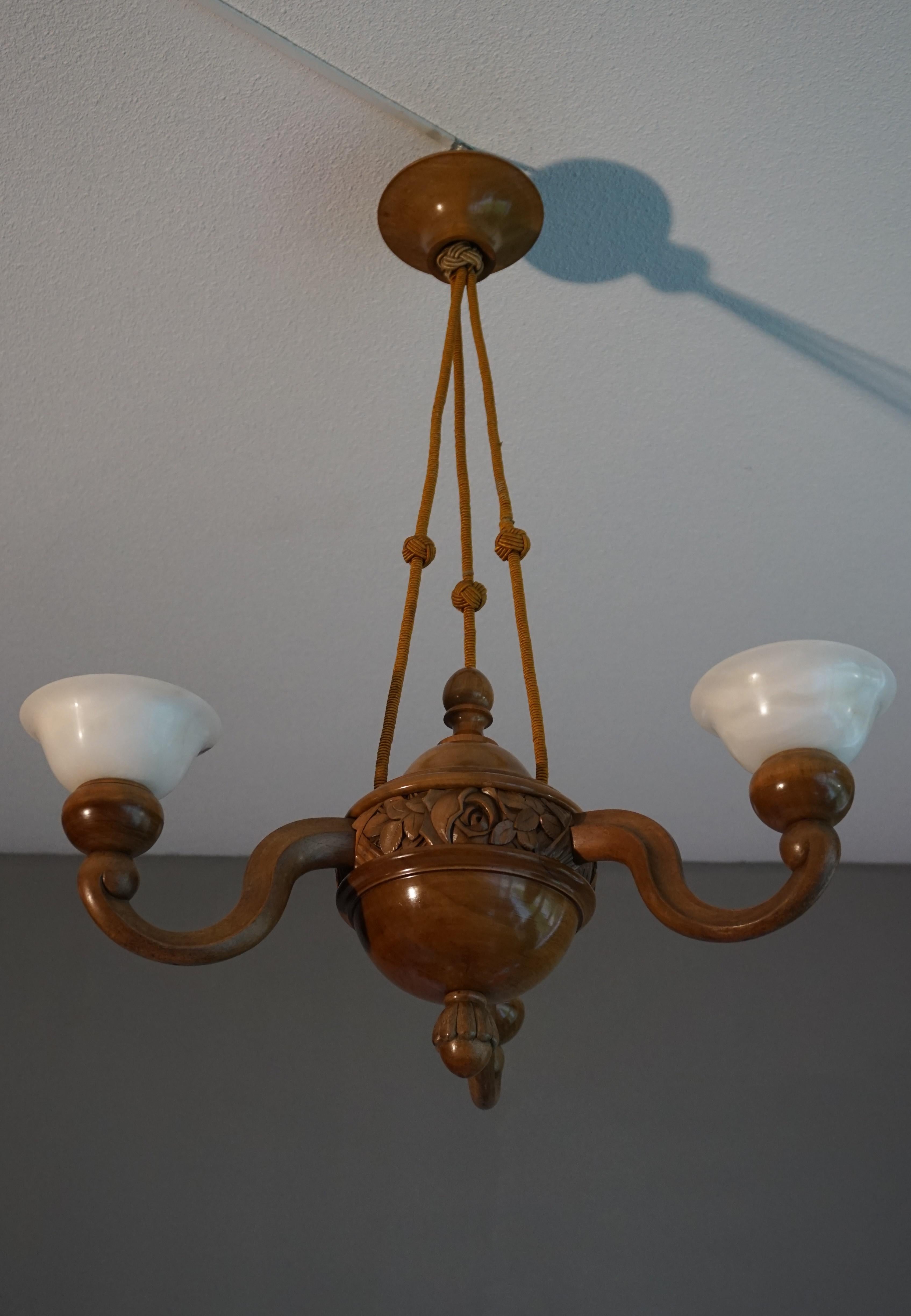 Superbe lampe suspendue / lustre Art Deco en bois de noyer sculpté à la main et en albâtre en vente 2