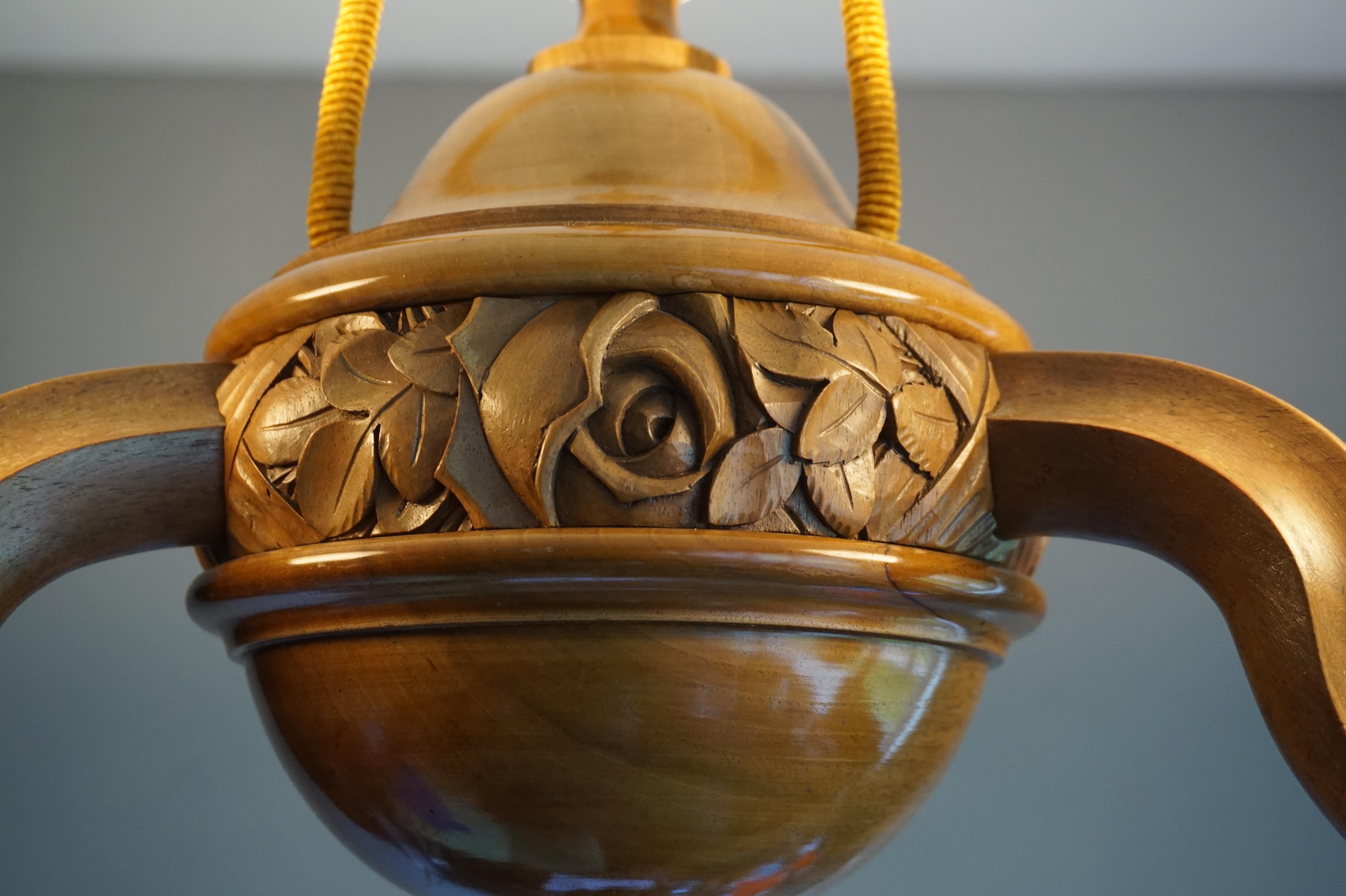 Superbe lampe suspendue / lustre Art Deco en bois de noyer sculpté à la main et en albâtre en vente 4