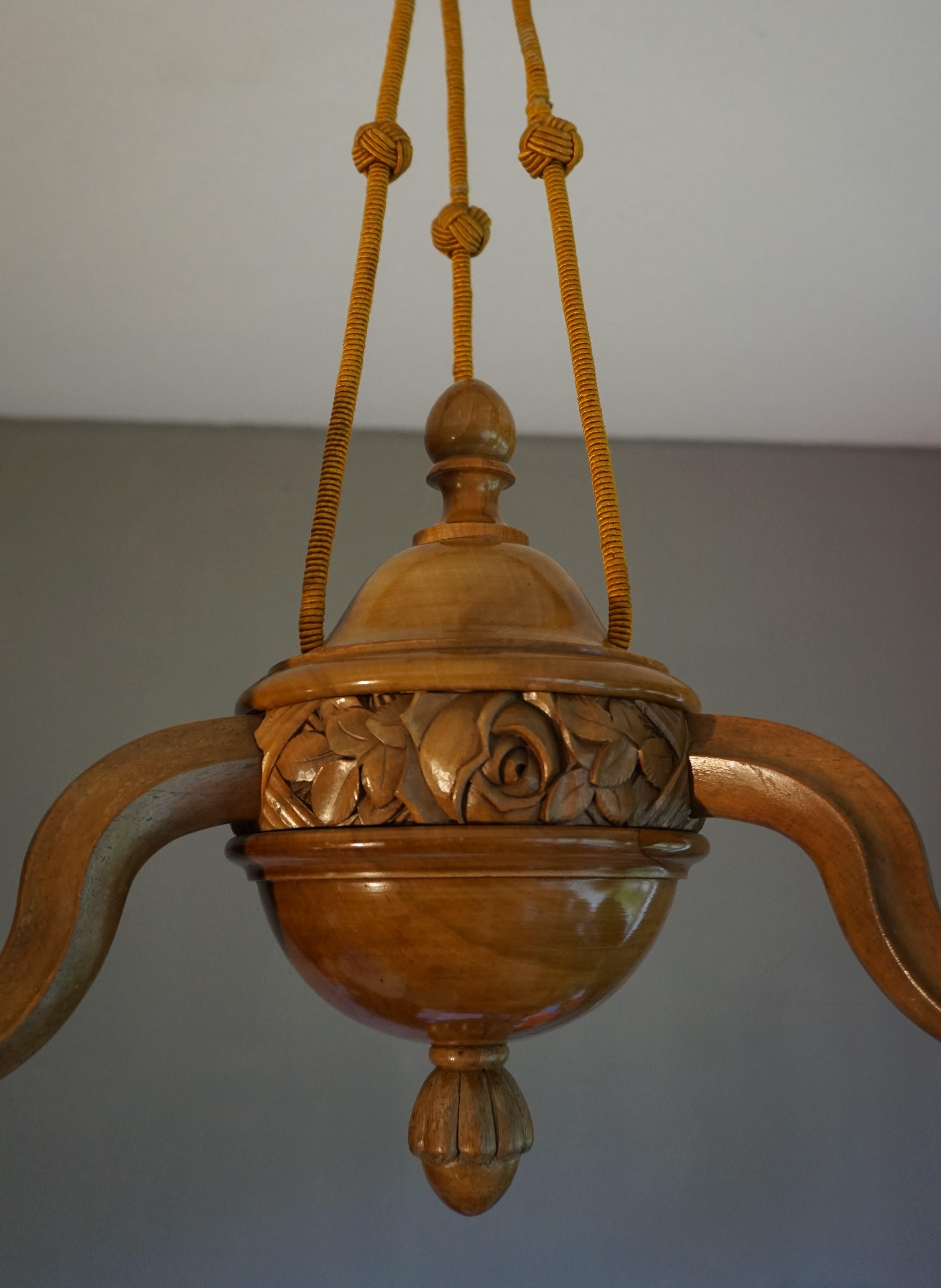 Superbe lampe suspendue / lustre Art Deco en bois de noyer sculpté à la main et en albâtre en vente 5