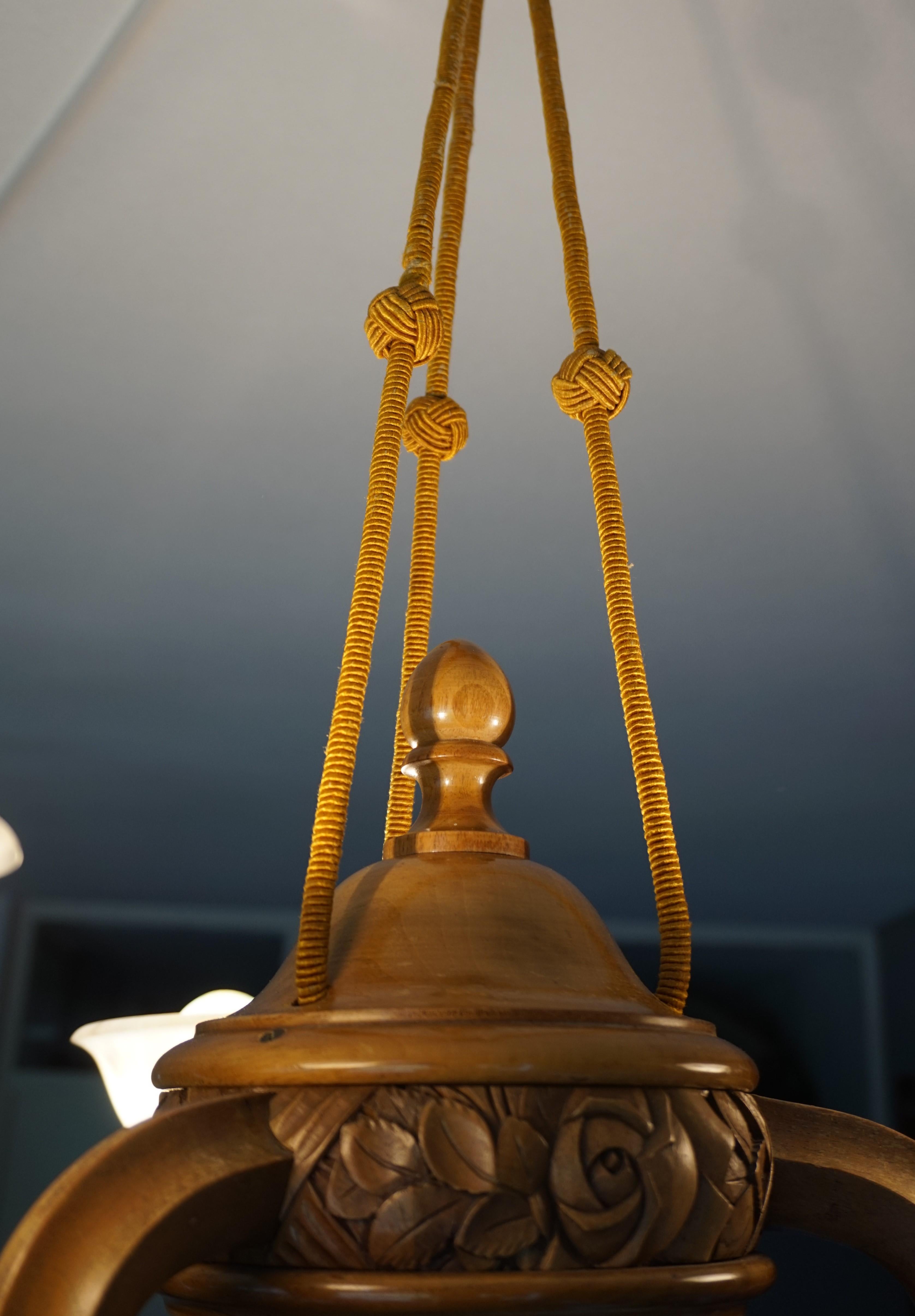 Superbe lampe suspendue / lustre Art Deco en bois de noyer sculpté à la main et en albâtre en vente 6