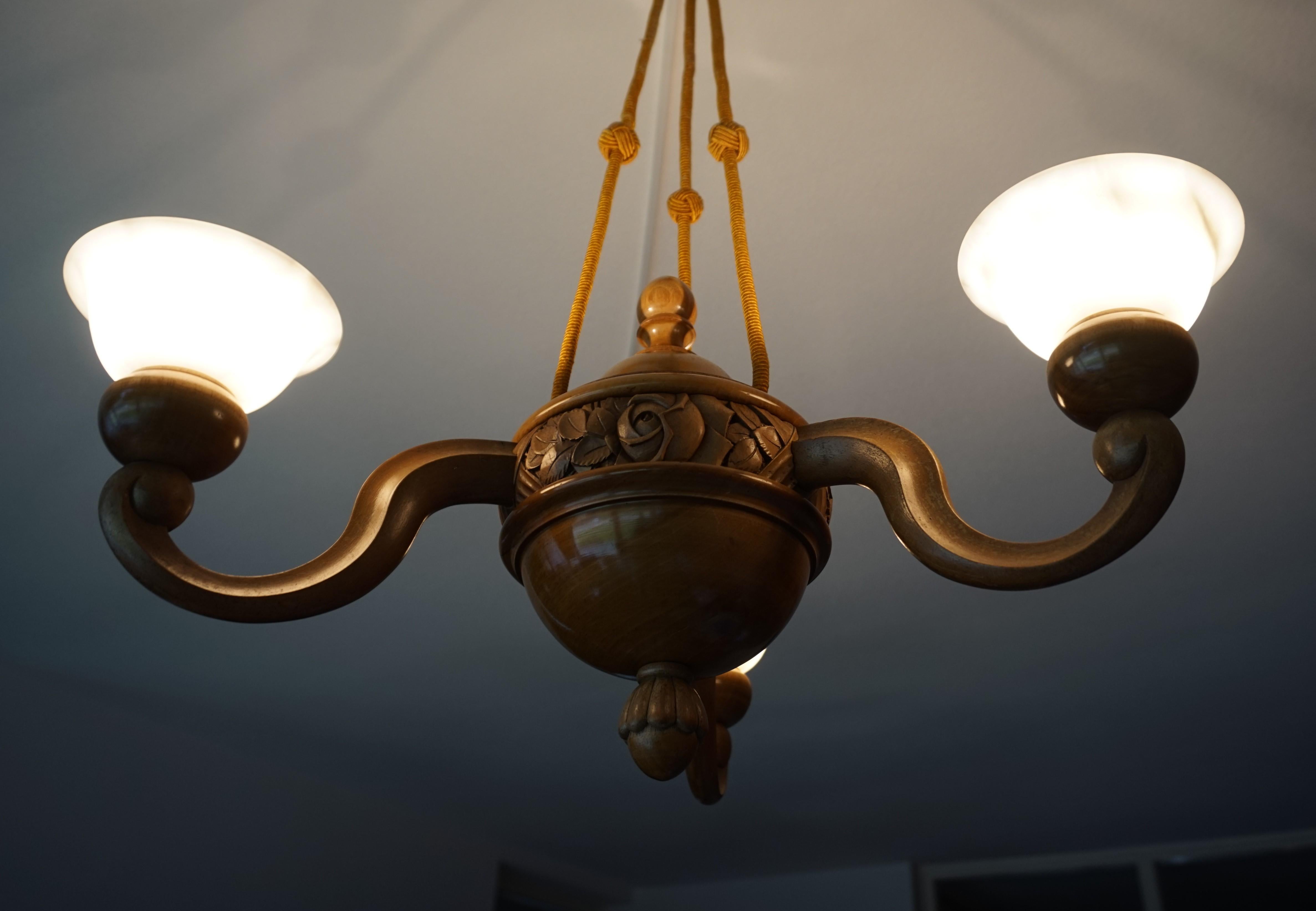 Superbe lampe suspendue / lustre Art Deco en bois de noyer sculpté à la main et en albâtre en vente 7