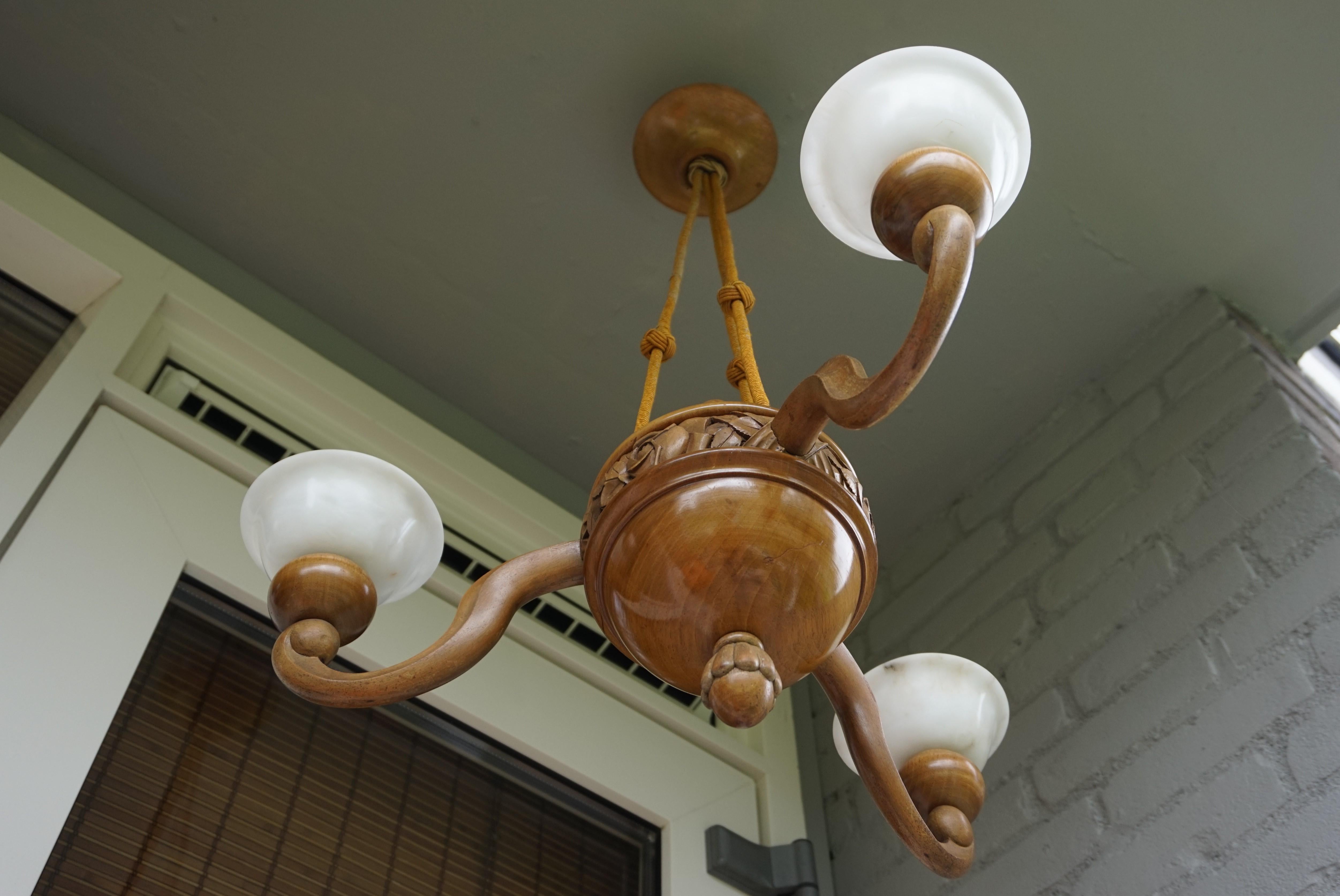 Superbe lampe suspendue / lustre Art Deco en bois de noyer sculpté à la main et en albâtre en vente 8