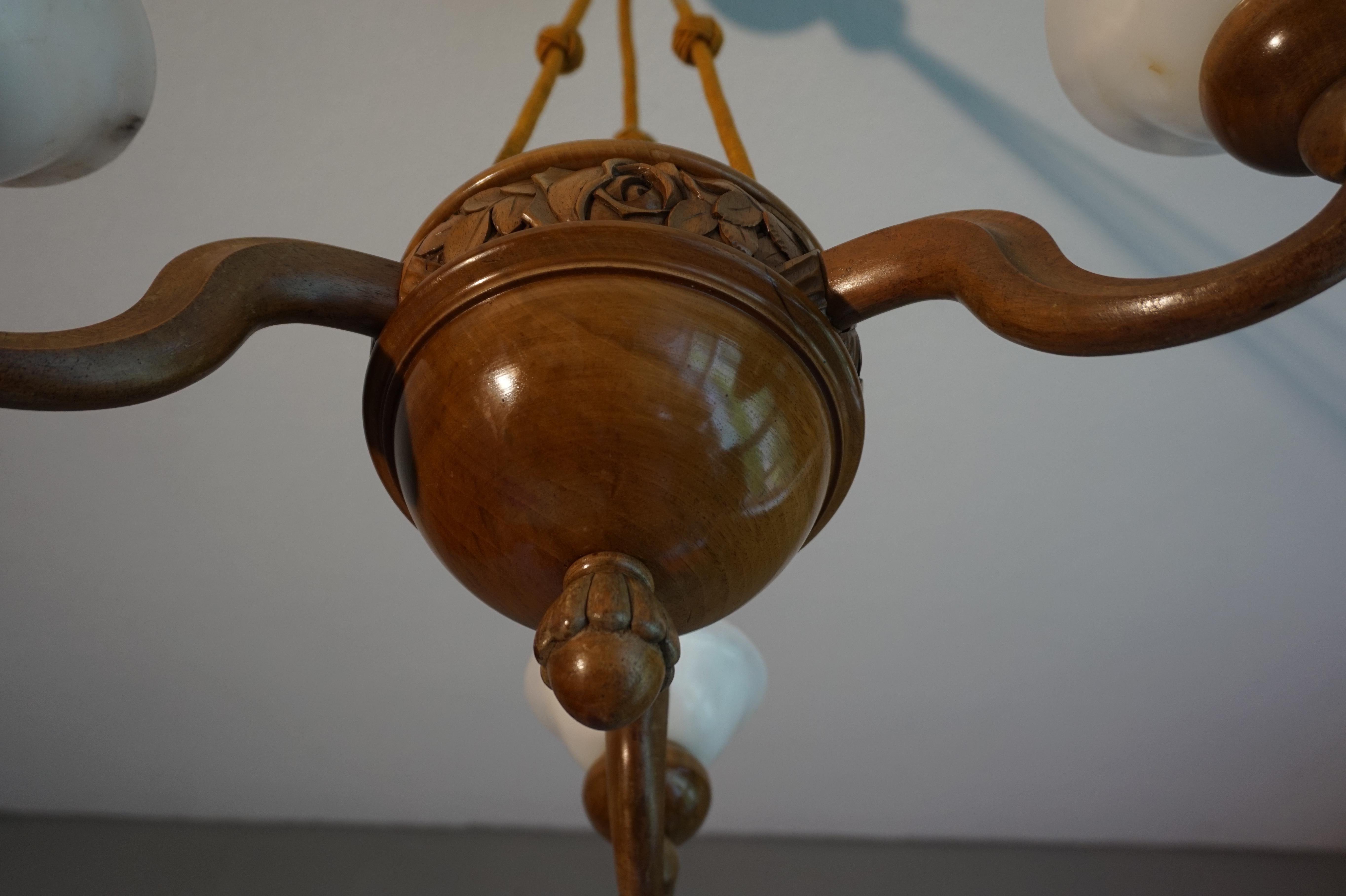 Superbe lampe suspendue / lustre Art Deco en bois de noyer sculpté à la main et en albâtre en vente 9