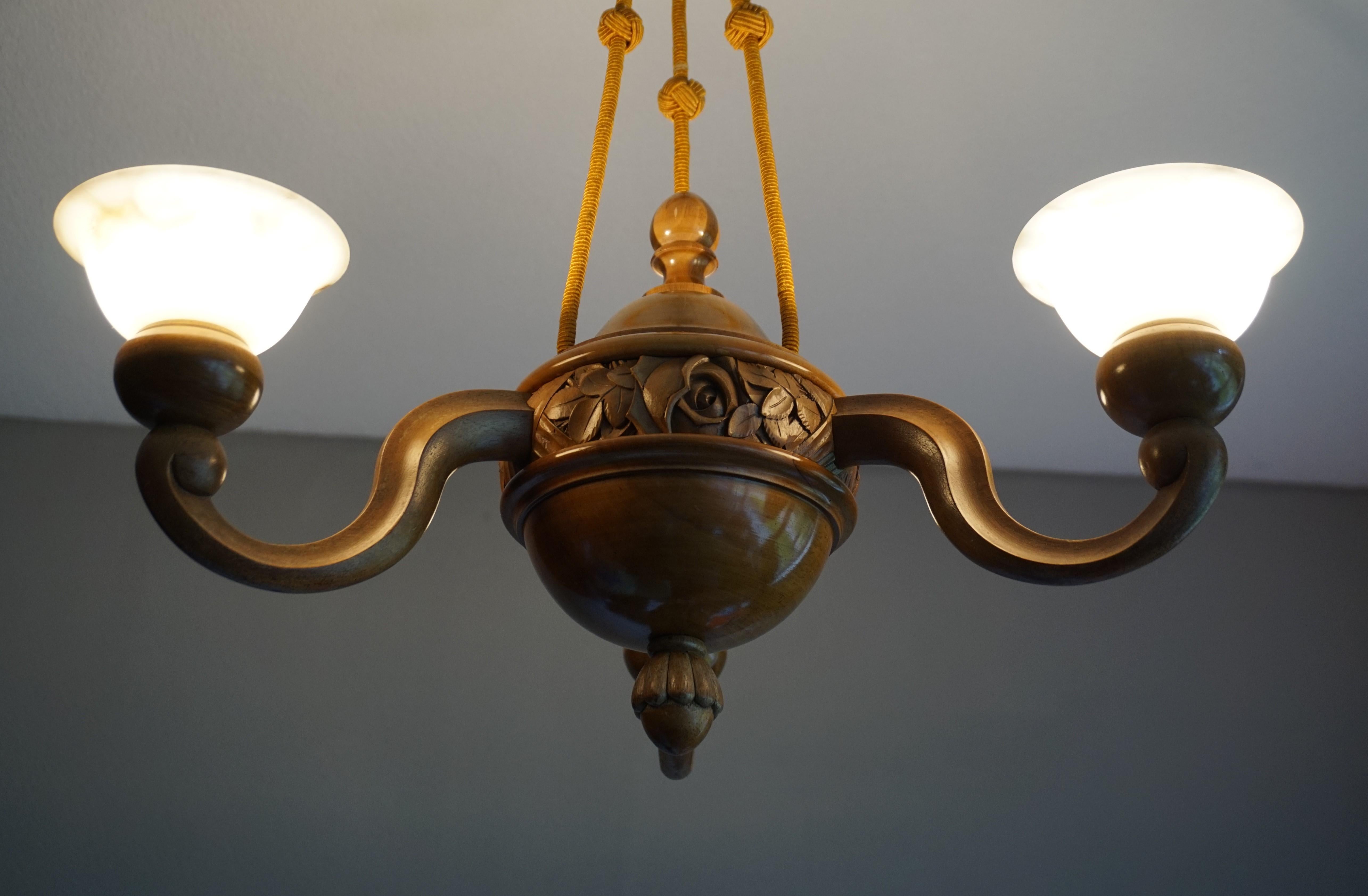 Superbe lampe suspendue / lustre Art Deco en bois de noyer sculpté à la main et en albâtre en vente 10