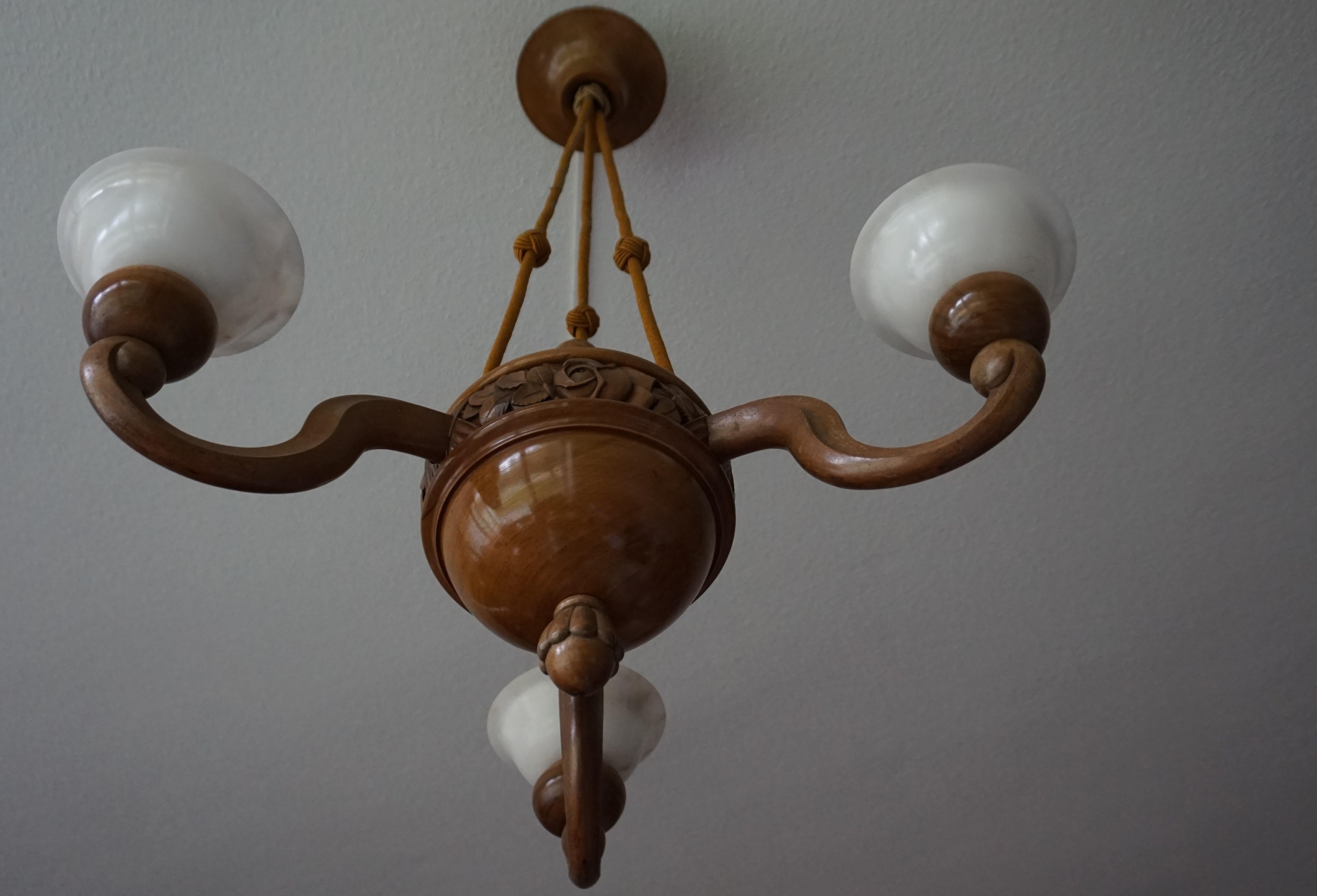 Superbe lampe suspendue / lustre Art Deco en bois de noyer sculpté à la main et en albâtre en vente 11