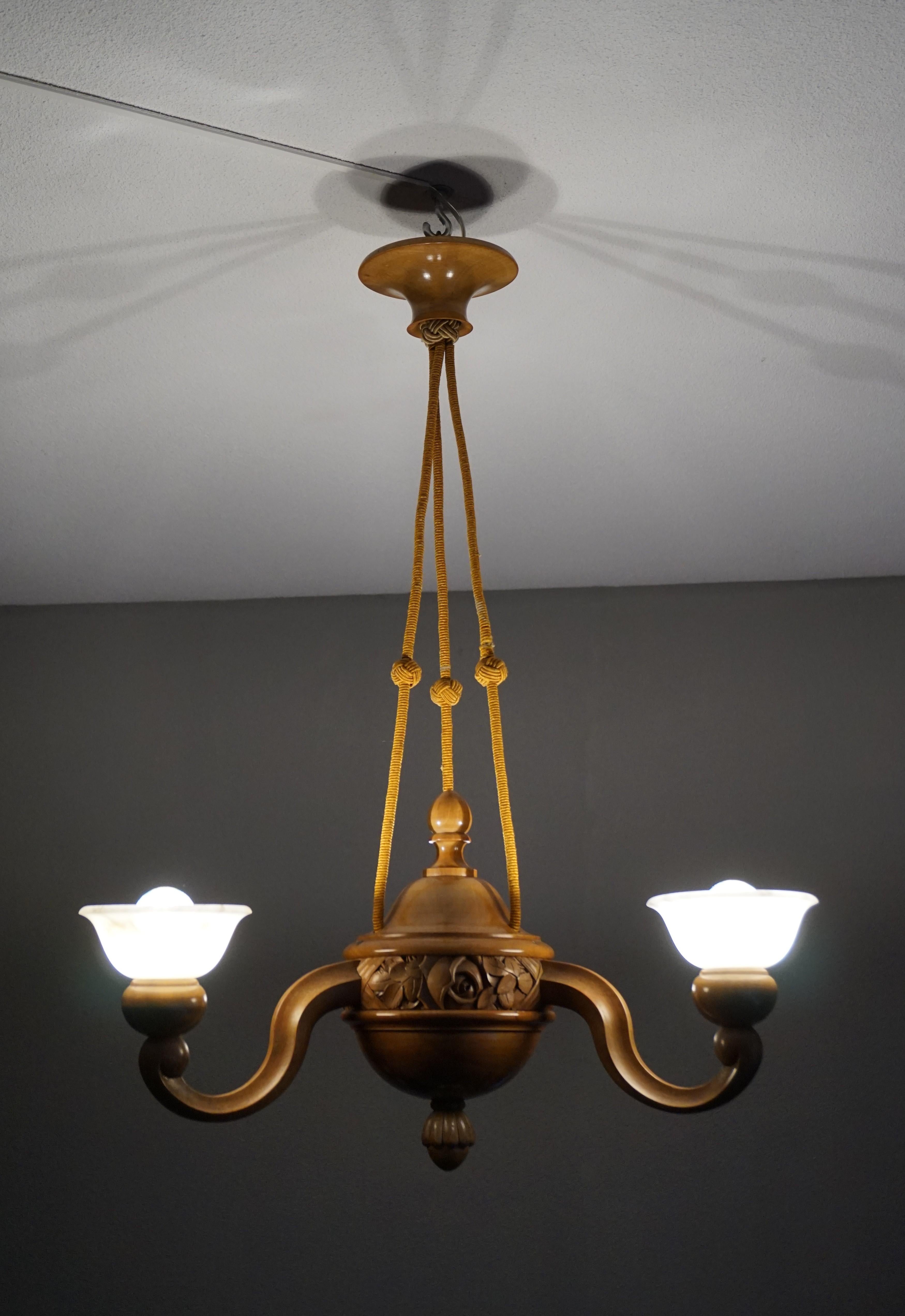 Superbe lampe suspendue / lustre Art Deco en bois de noyer sculpté à la main et en albâtre en vente 12