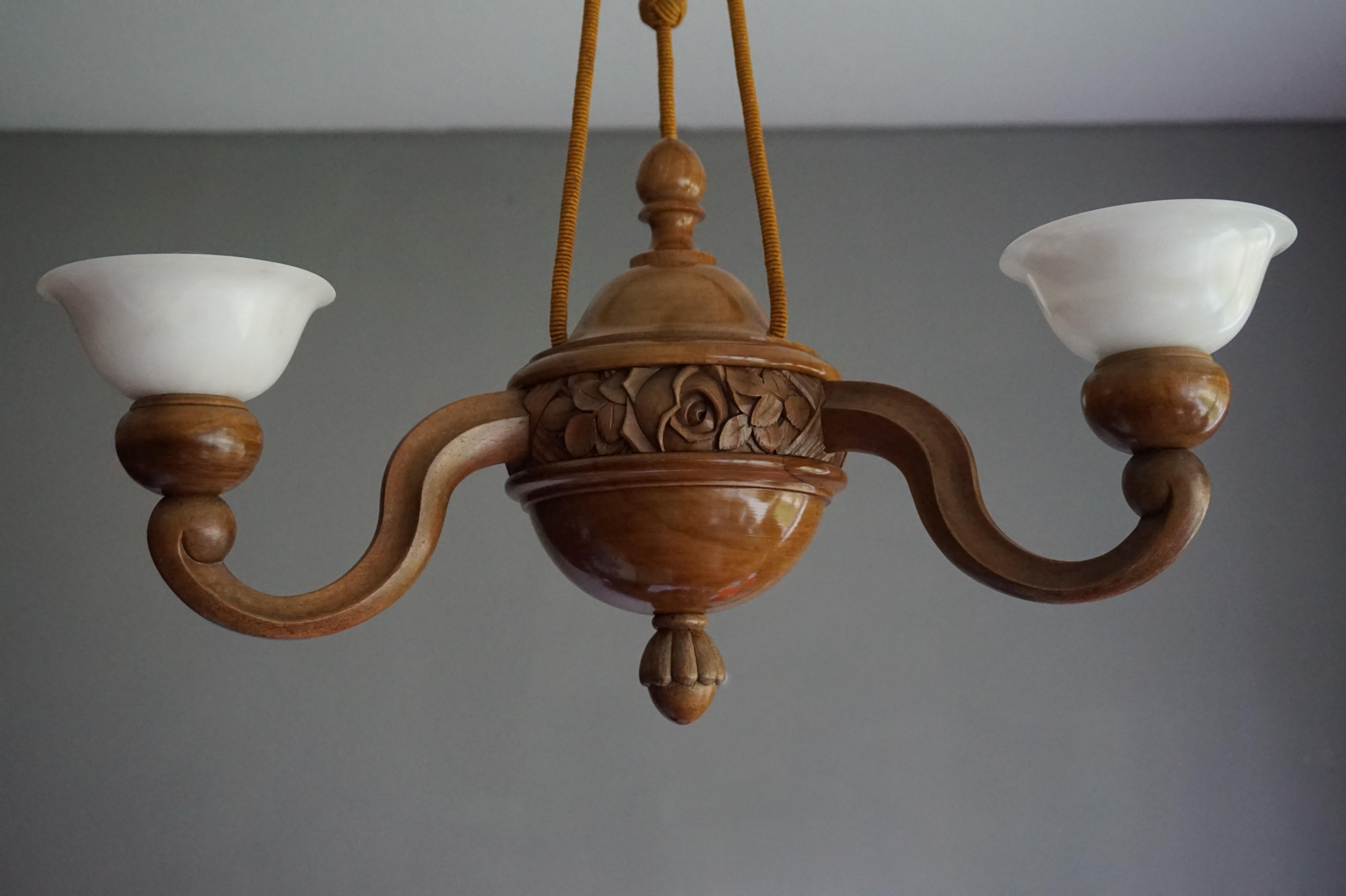 Art déco Superbe lampe suspendue / lustre Art Deco en bois de noyer sculpté à la main et en albâtre en vente