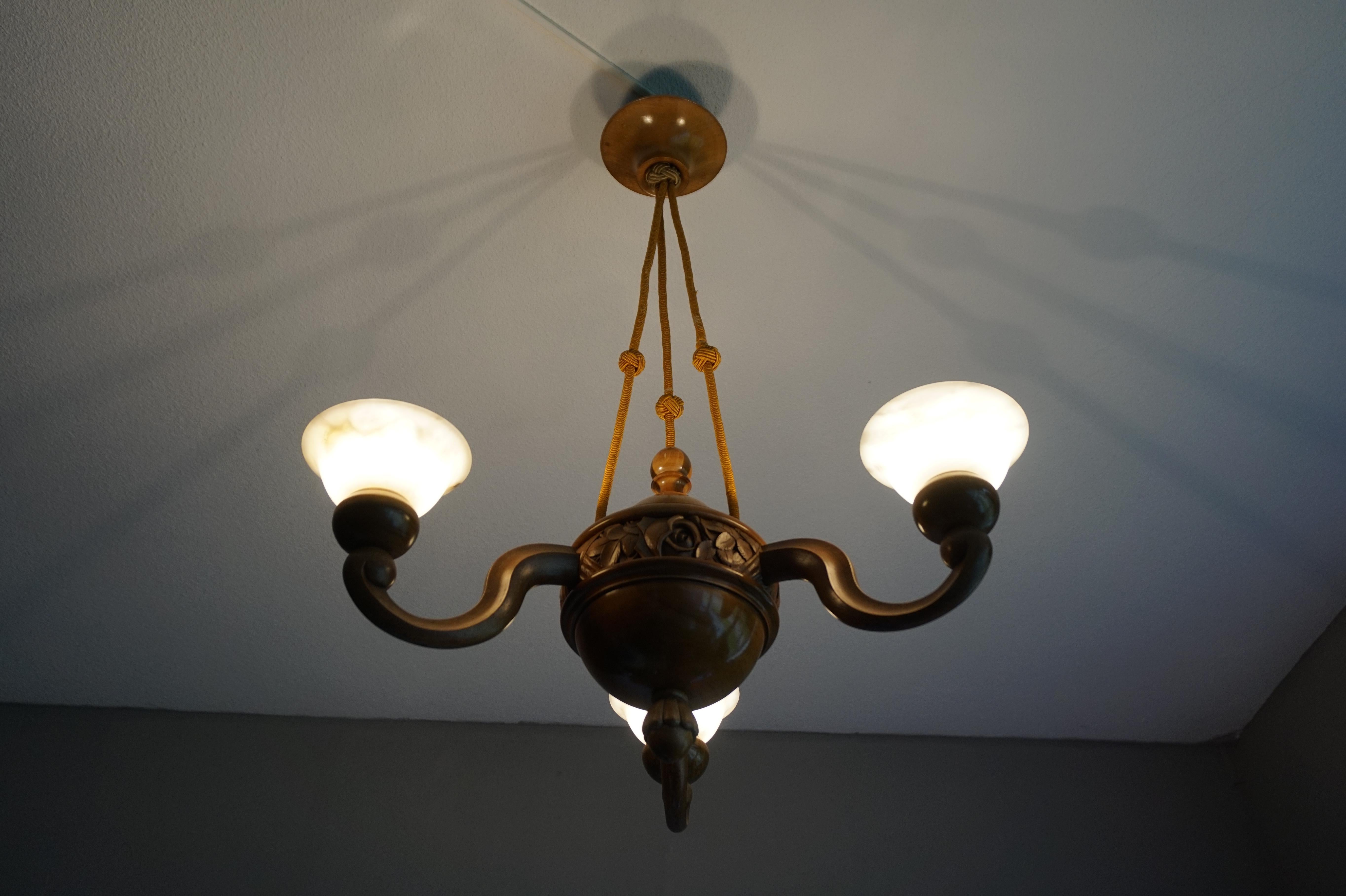 Européen Superbe lampe suspendue / lustre Art Deco en bois de noyer sculpté à la main et en albâtre en vente