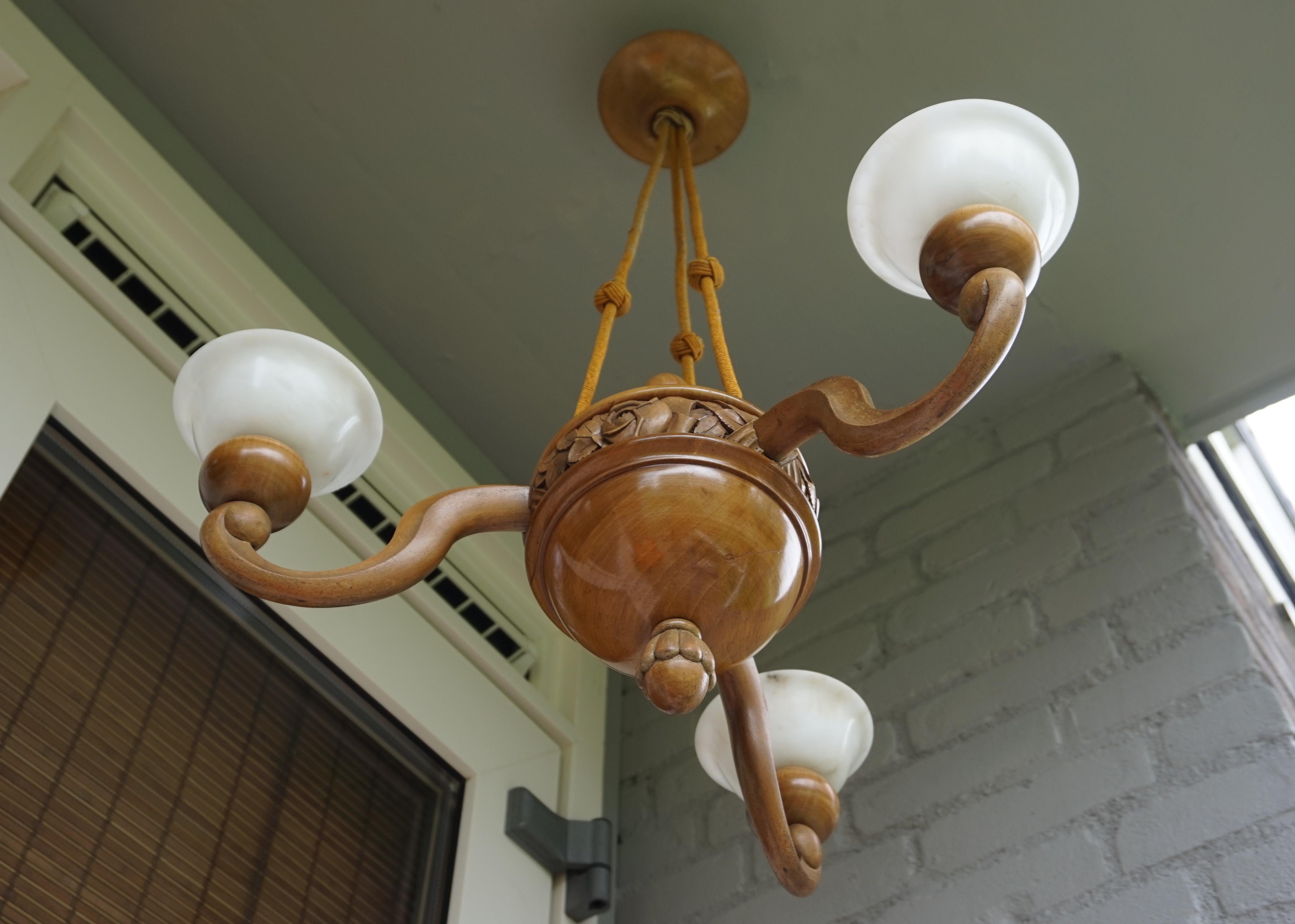 Superbe lampe suspendue / lustre Art Deco en bois de noyer sculpté à la main et en albâtre Excellent état - En vente à Lisse, NL