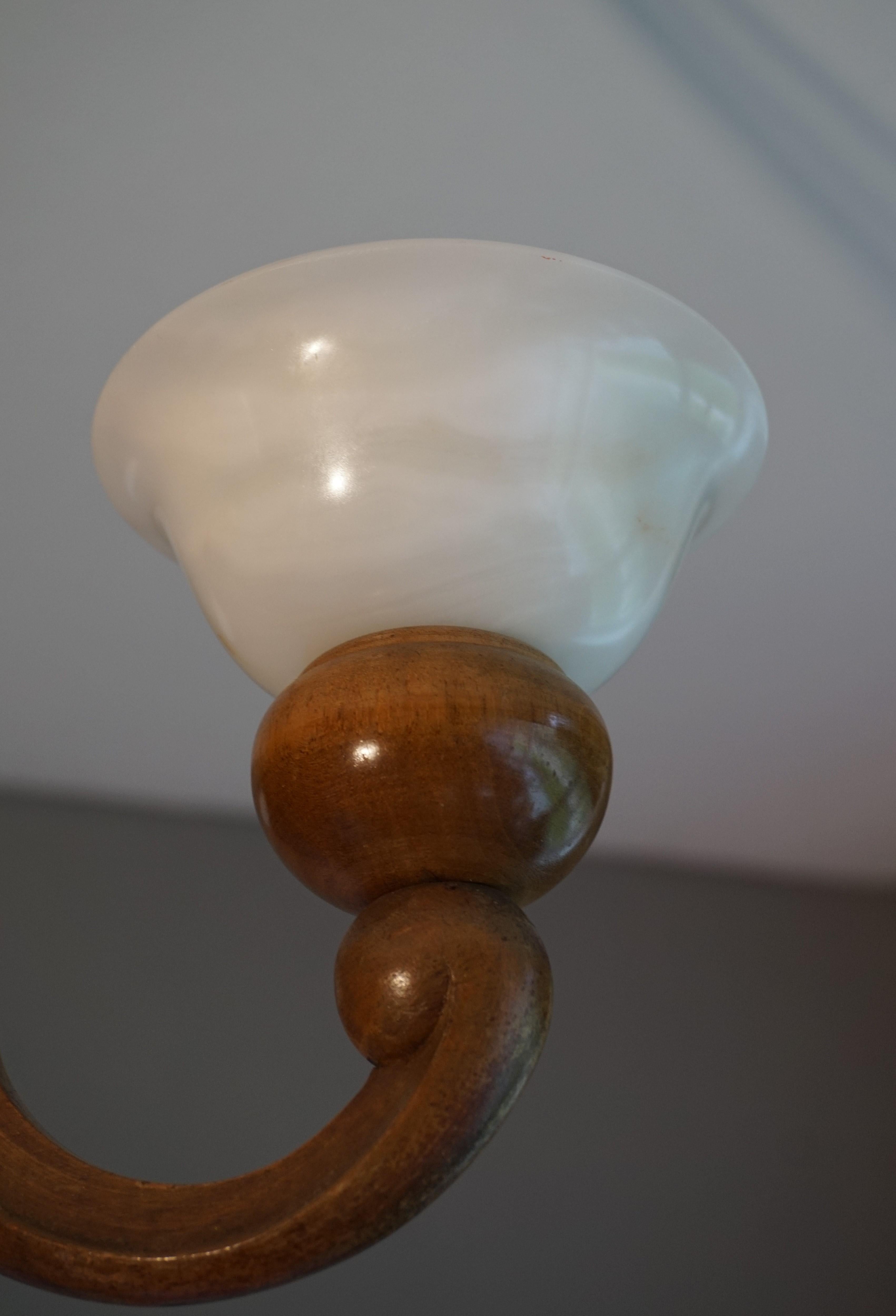 20ième siècle Superbe lampe suspendue / lustre Art Deco en bois de noyer sculpté à la main et en albâtre en vente