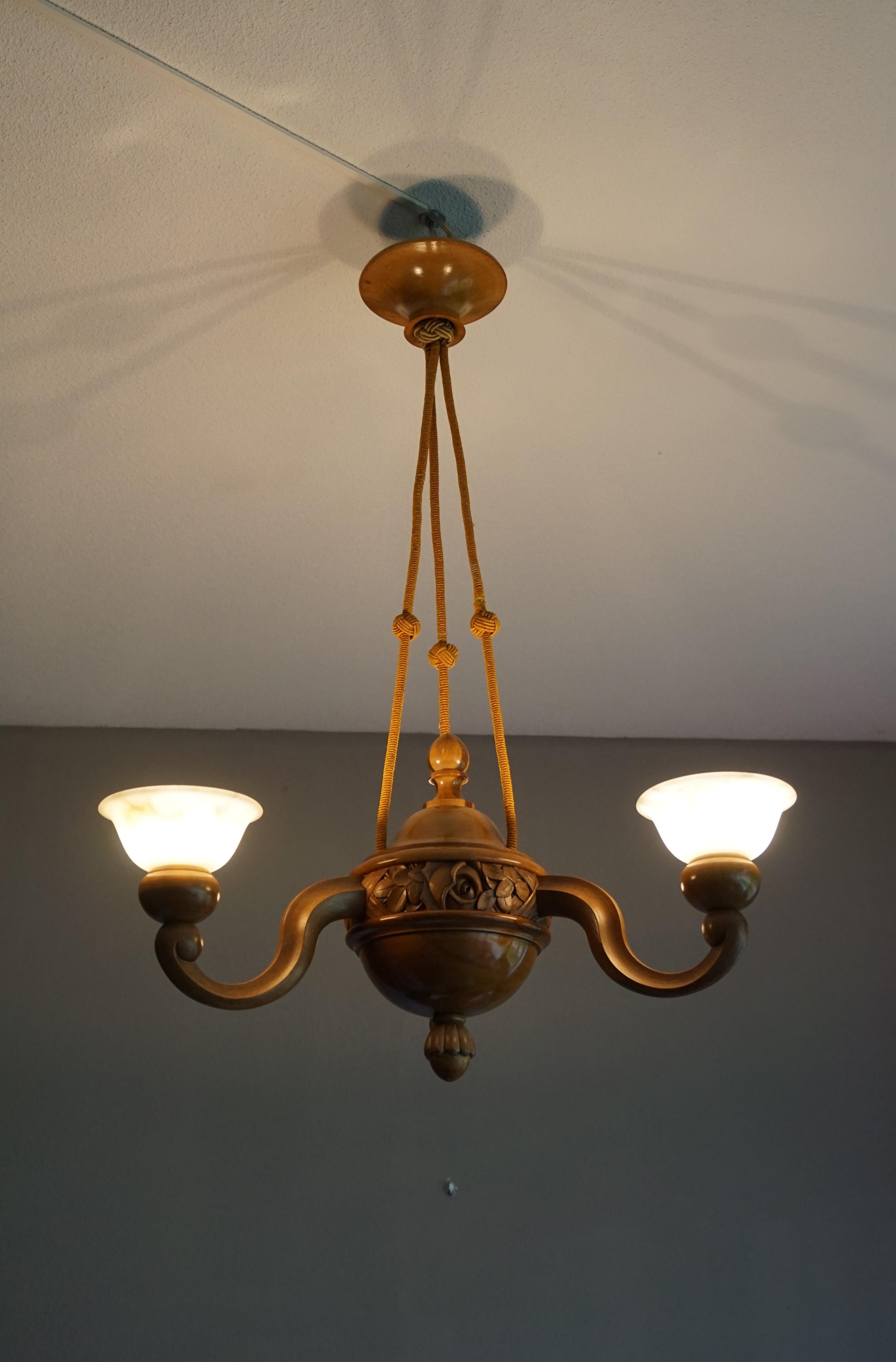 Noyer Superbe lampe suspendue / lustre Art Deco en bois de noyer sculpté à la main et en albâtre en vente