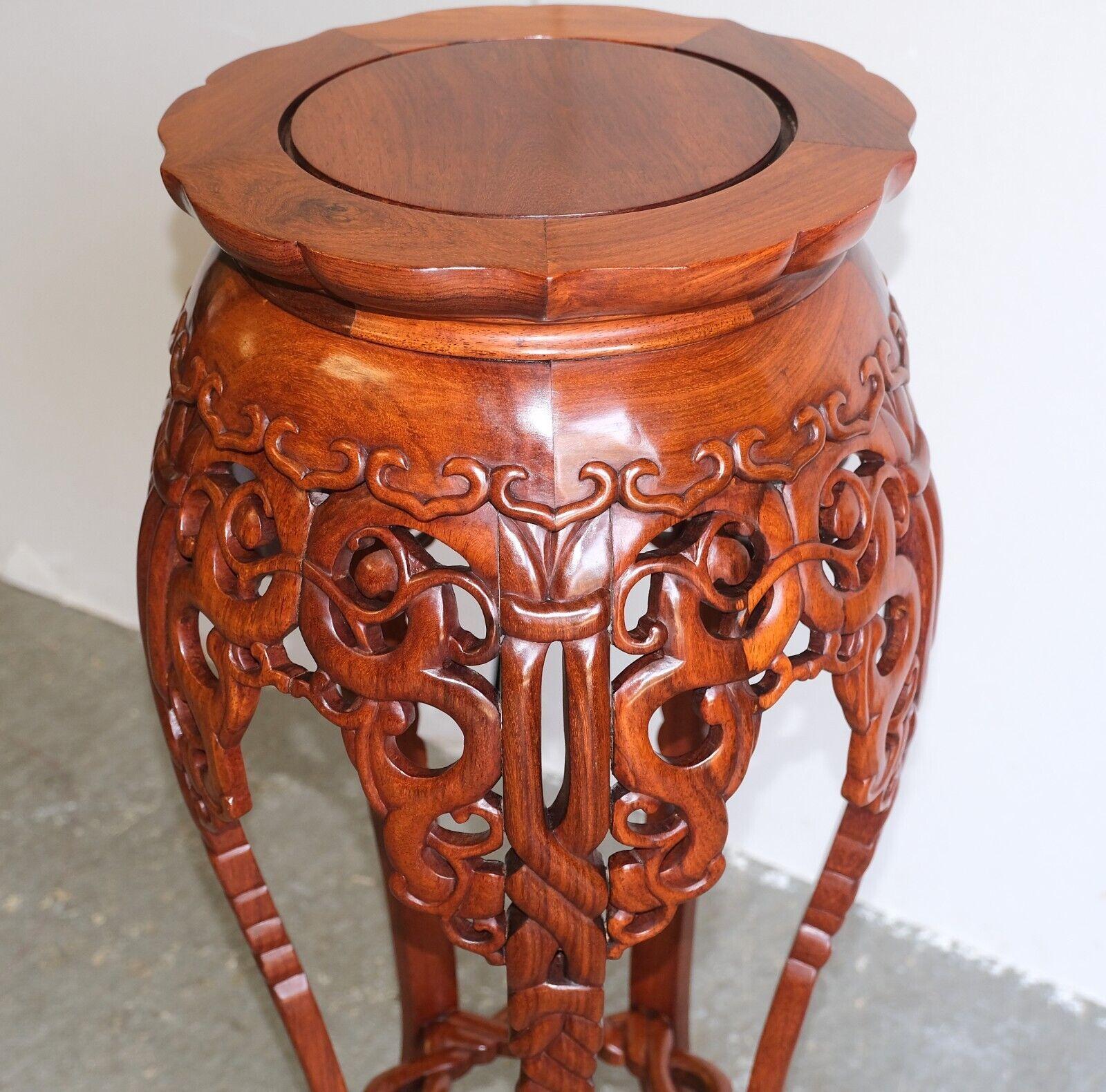 20ième siècle STUNNiNG TEAK ROUND TOP PLANT STAND HAND CARVED LEAVE TOP SHAPE & STUNNING LEGS en vente