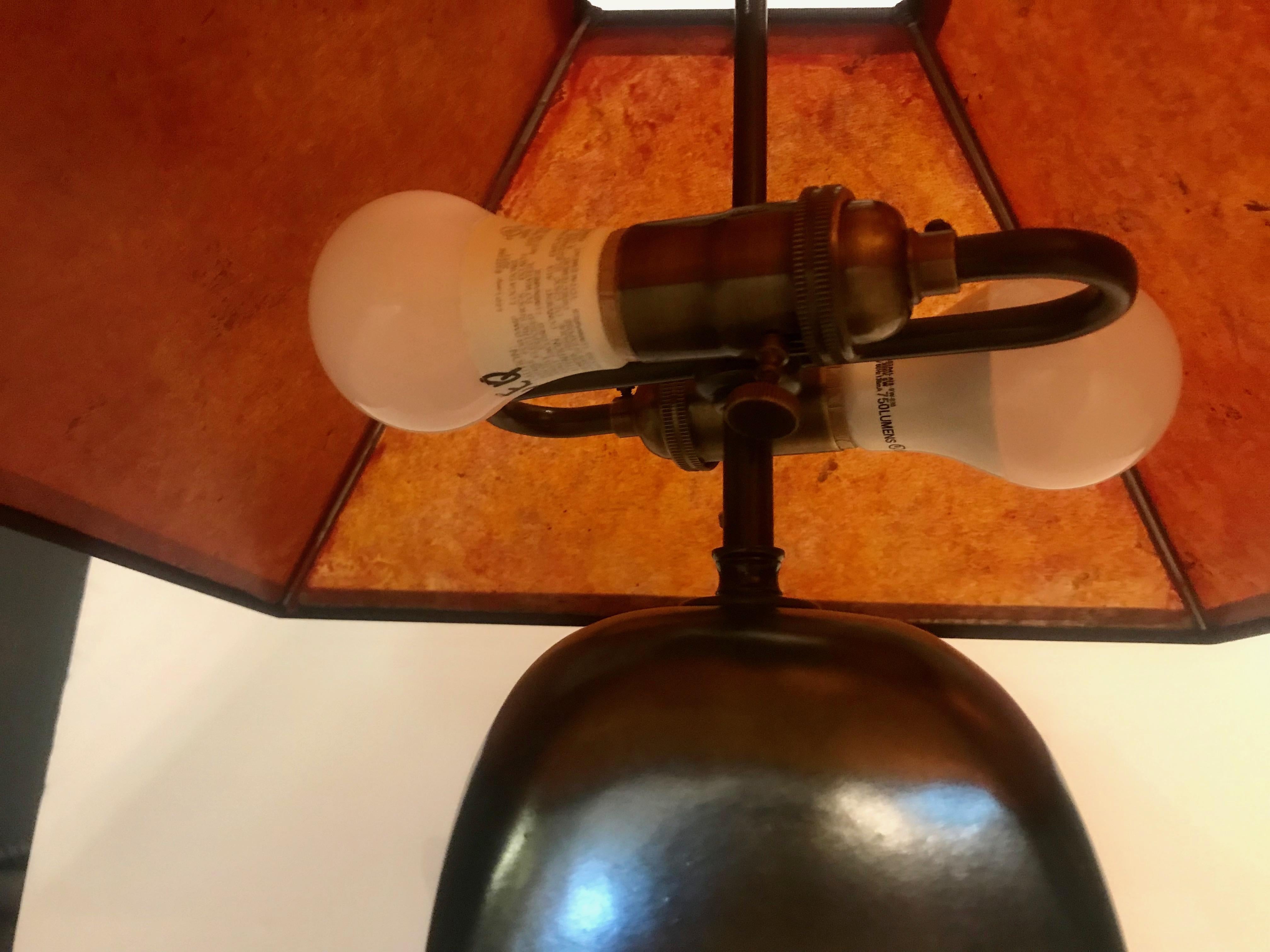 Superbe lampe artisanale à glaçure onyx avec abat-jour en mica ambré en vente 8